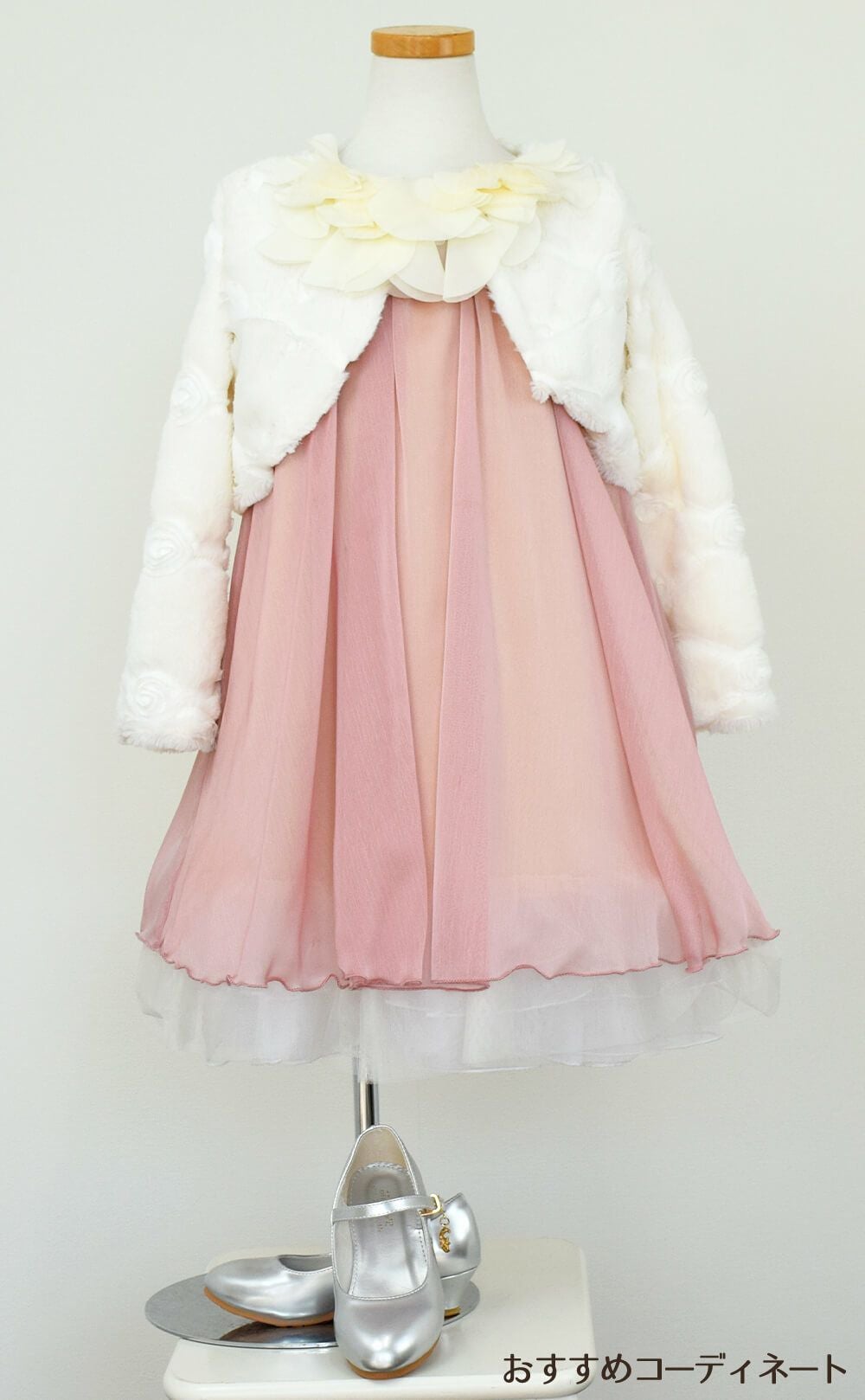 ピアノ発表会や結婚式にぴったりのカラーの女の子用キッズドレス。シンプルで美しいシルエットが魅力のAngel's Closetの子供ドレス レンタル商品（【レンタル】シフォンフラワーAラインドレス(KD284)ダスティローズ）｜画像11