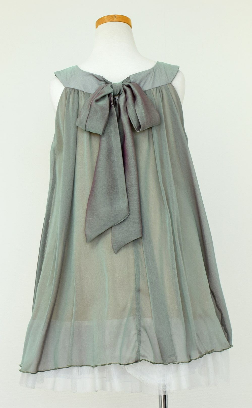 ピアノ発表会や結婚式にぴったりのカラーの女の子用キッズドレス。シンプルで美しいシルエットが魅力のAngel's Closetの子供ドレス レンタル商品（【レンタル】シフォンフラワーAラインドレス(KD284)セージ）｜画像5