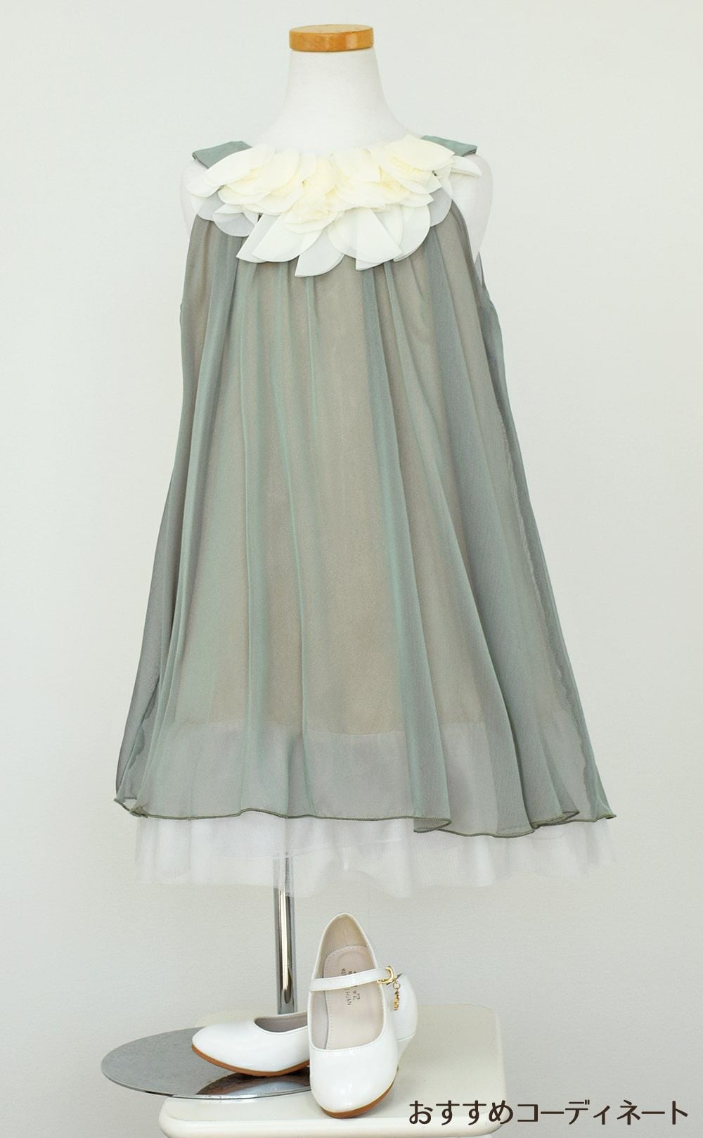 ピアノ発表会や結婚式にぴったりのカラーの女の子用キッズドレス。シンプルで美しいシルエットが魅力のAngel's Closetの子供ドレス レンタル商品（【レンタル】シフォンフラワーAラインドレス(KD284)セージ）｜画像8