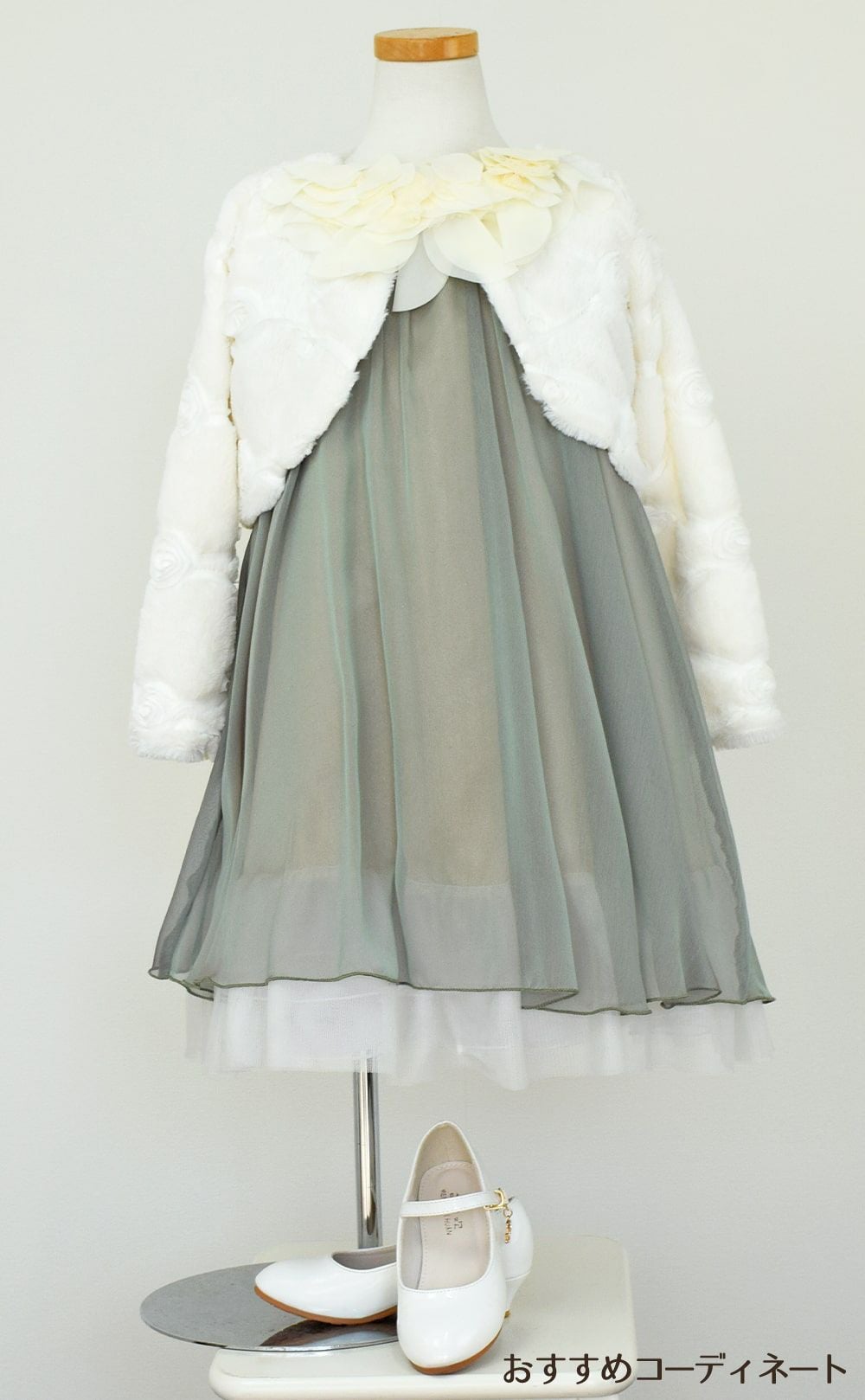 ピアノ発表会や結婚式にぴったりのカラーの女の子用キッズドレス。シンプルで美しいシルエットが魅力のAngel's Closetの子供ドレス レンタル商品（【レンタル】シフォンフラワーAラインドレス(KD284)セージ）｜画像11