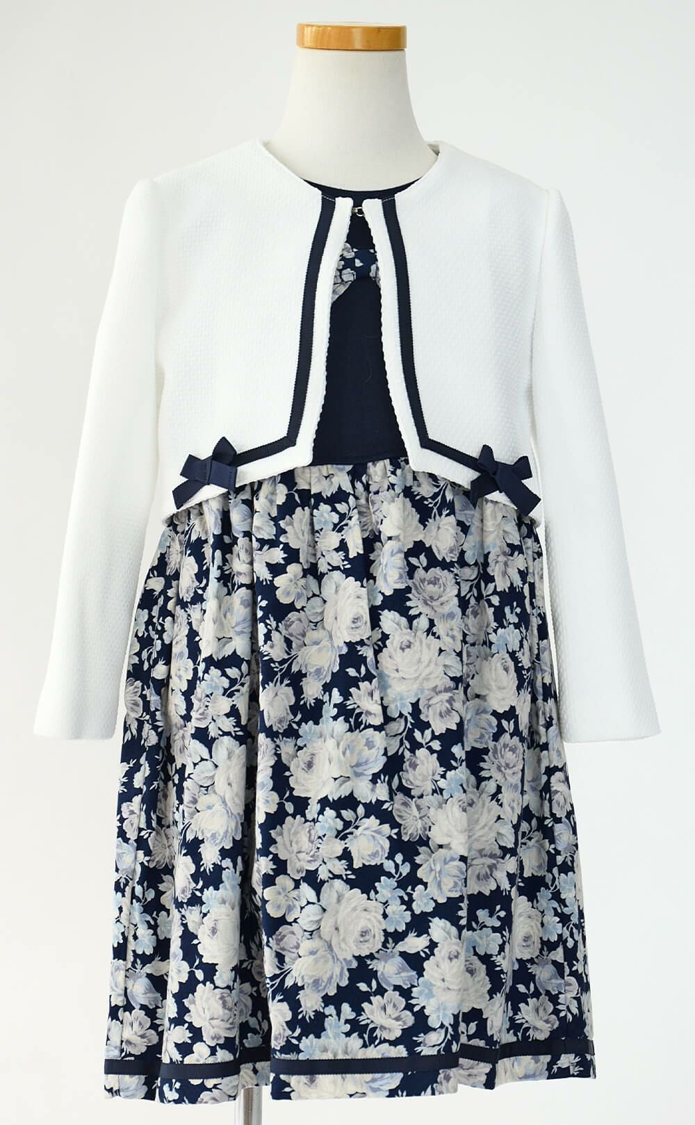 特別な日にぴったりのネイビーカラーの男の子用フォーマルスーツ。シンプルで美しいシルエットが魅力のAngel's Closetの子供フォーマル レンタル商品（【レンタル】ホワイトボレロ花柄アンサンブルスーツセット(AST337901)ネイビー）｜画像3