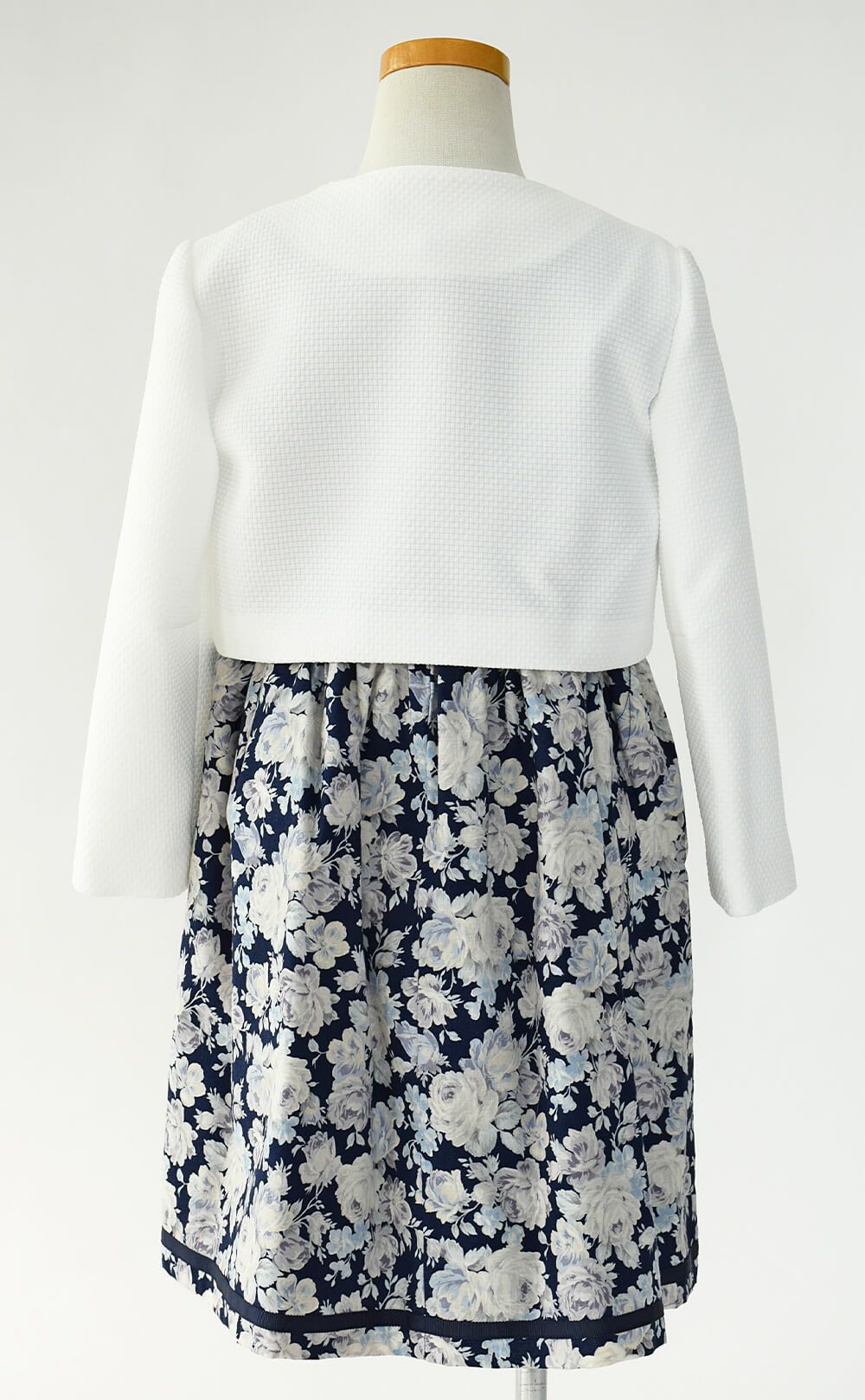 特別な日にぴったりのネイビーカラーの男の子用フォーマルスーツ。シンプルで美しいシルエットが魅力のAngel's Closetの子供フォーマル レンタル商品（【レンタル】ホワイトボレロ花柄アンサンブルスーツセット(AST337901)ネイビー）｜画像5