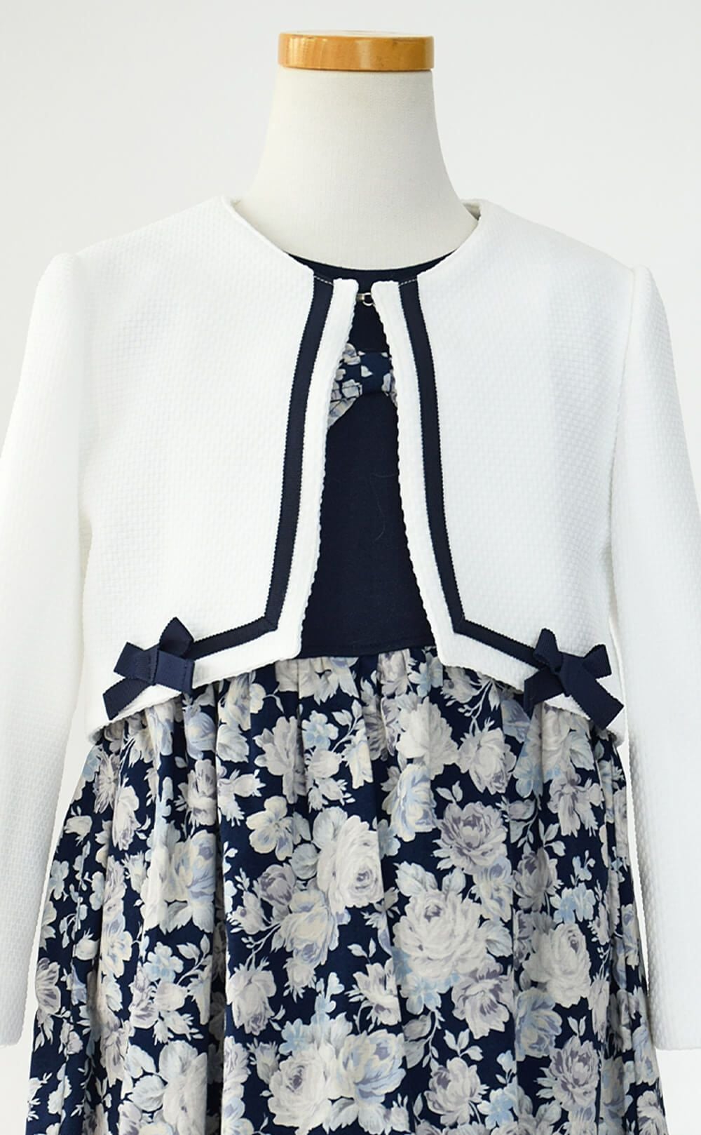 特別な日にぴったりのネイビーカラーの男の子用フォーマルスーツ。シンプルで美しいシルエットが魅力のAngel's Closetの子供フォーマル レンタル商品（【レンタル】ホワイトボレロ花柄アンサンブルスーツセット(AST337901)ネイビー）｜画像6