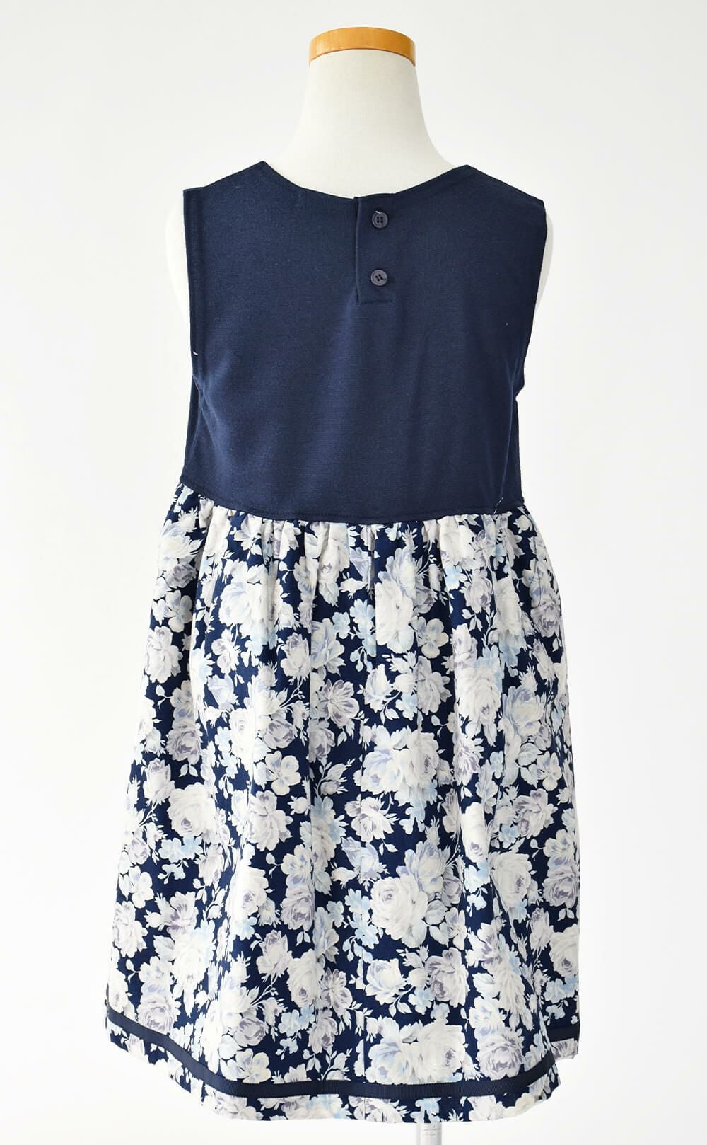 特別な日にぴったりのネイビーカラーの男の子用フォーマルスーツ。シンプルで美しいシルエットが魅力のAngel's Closetの子供フォーマル レンタル商品（【レンタル】ホワイトボレロ花柄アンサンブルスーツセット(AST337901)ネイビー）｜画像8