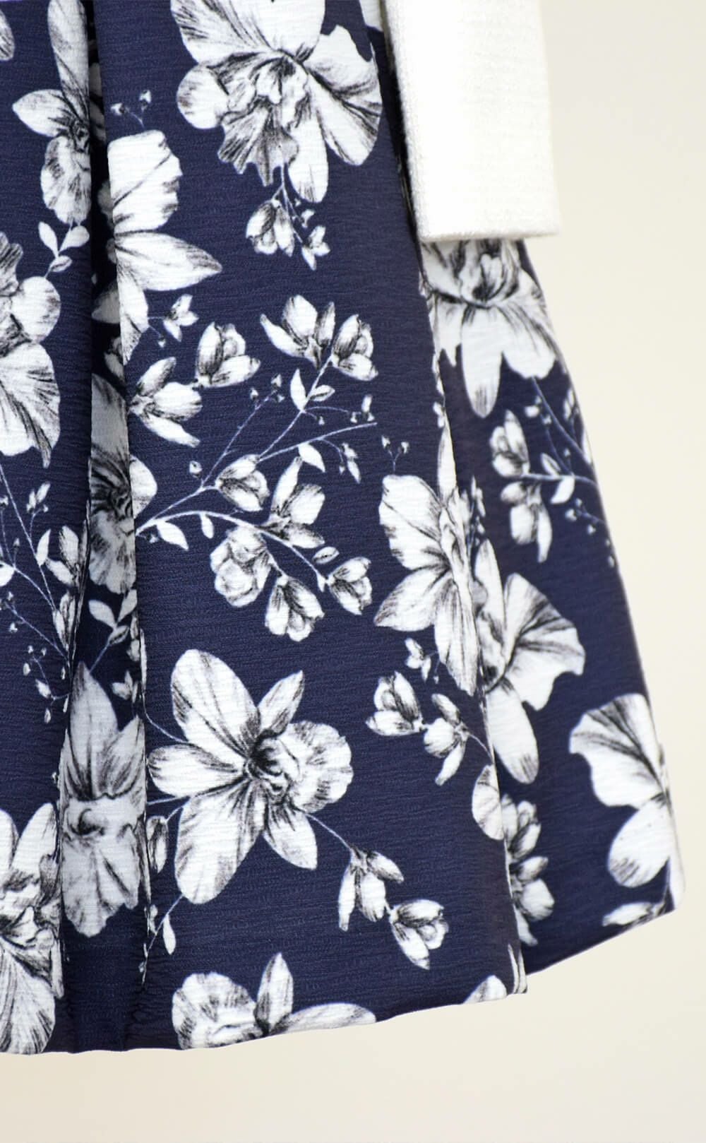 特別な日にぴったりのネイビーカラーの男の子用フォーマルスーツ。シンプルで美しいシルエットが魅力のAngel's Closetの子供フォーマル レンタル商品（【レンタル】ホワイトボレロ花柄アンサンブルスーツセット(AST337901)ネイビー）｜画像9