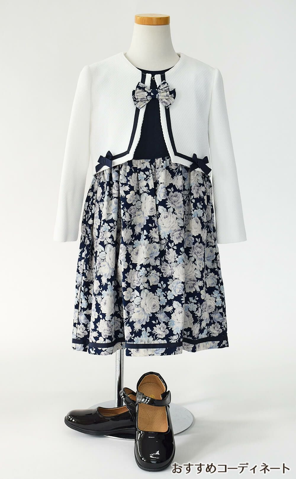 特別な日にぴったりのネイビーカラーの男の子用フォーマルスーツ。シンプルで美しいシルエットが魅力のAngel's Closetの子供フォーマル レンタル商品（【レンタル】ホワイトボレロ花柄アンサンブルスーツセット(AST337901)ネイビー）｜画像10