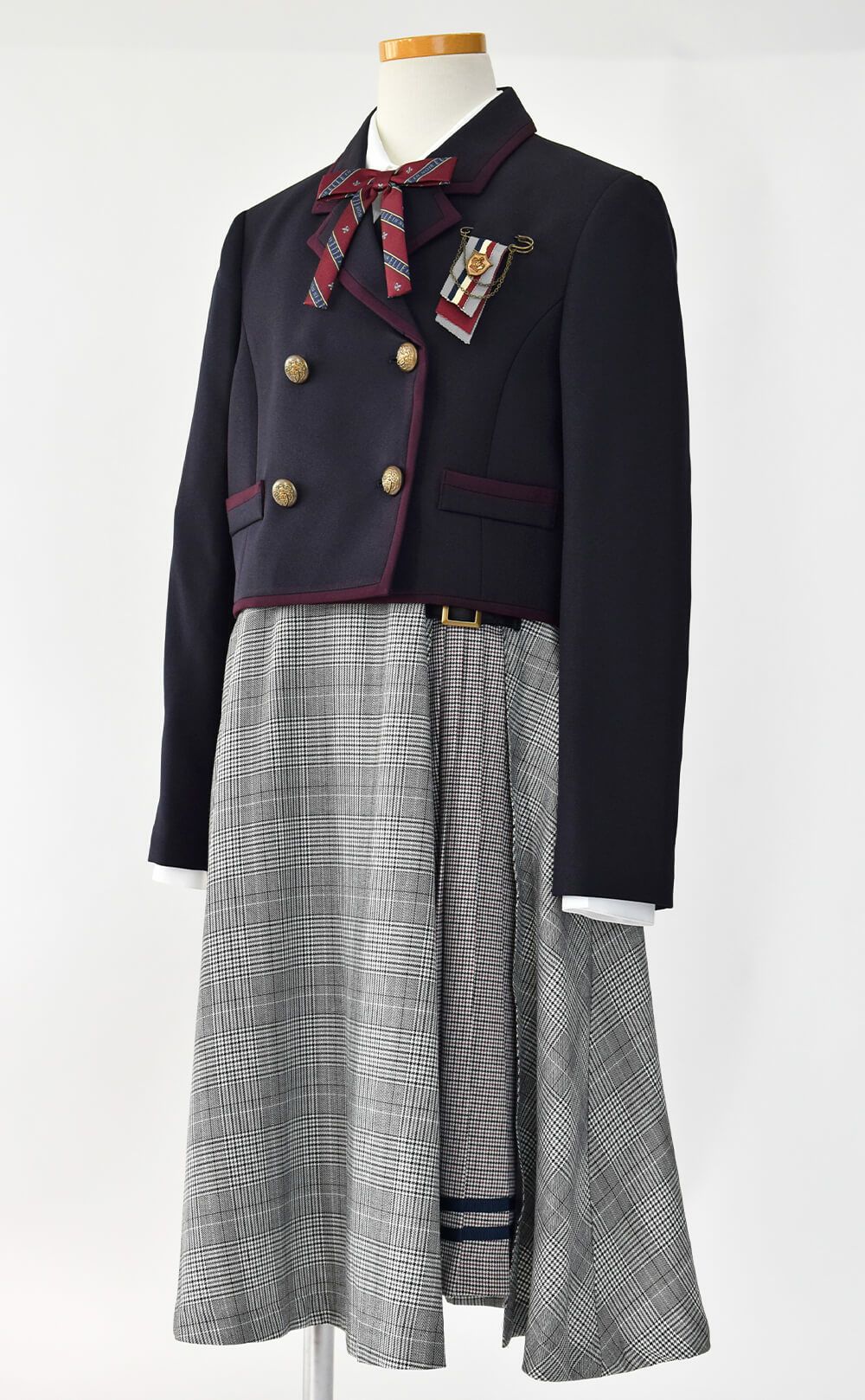 特別な日にぴったりのネイビーカラーの男の子用フォーマルスーツ。シンプルで美しいシルエットが魅力のAngel's Closetの子供フォーマル レンタル商品（【レンタル】ショートジャケットハイウエストスカートスーツ5点セット(CAT422503)ネイビー）｜画像4