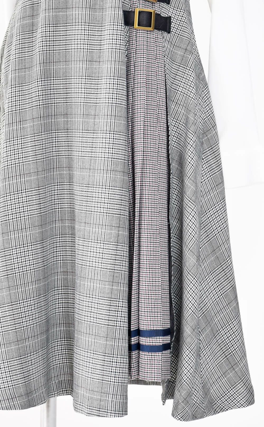 特別な日にぴったりのネイビーカラーの男の子用フォーマルスーツ。シンプルで美しいシルエットが魅力のAngel's Closetの子供フォーマル レンタル商品（【レンタル】ショートジャケットハイウエストスカートスーツ5点セット(CAT422503)ネイビー）｜画像9