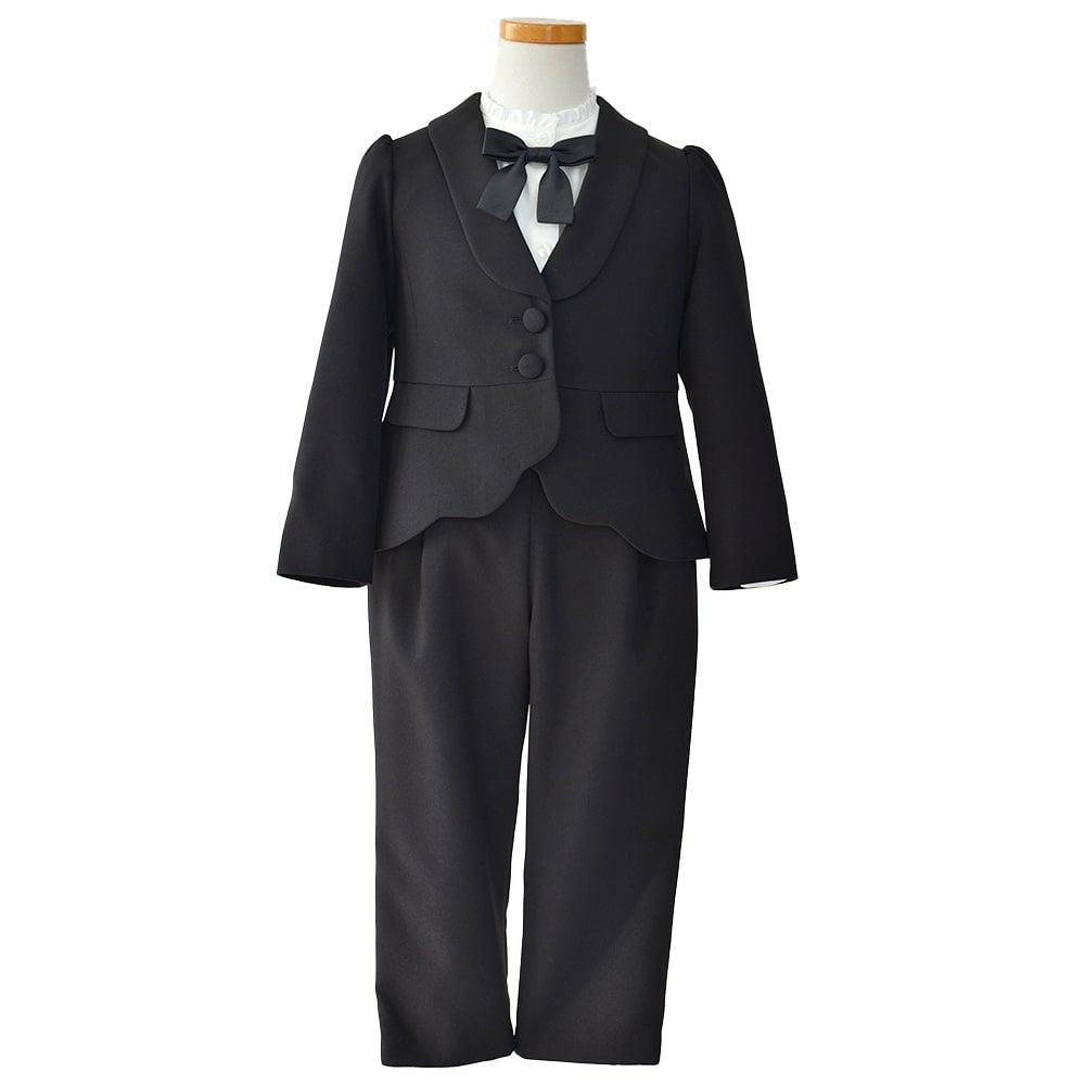 特別な日にぴったりのブラックカラーの男の子用フォーマルスーツ。シンプルで美しいシルエットが魅力のAngel's Closetの子供フォーマル レンタル商品（【レンタル】スカラップジャケットパンツスーツ4点セット(CAT437310)ブラック）｜画像2