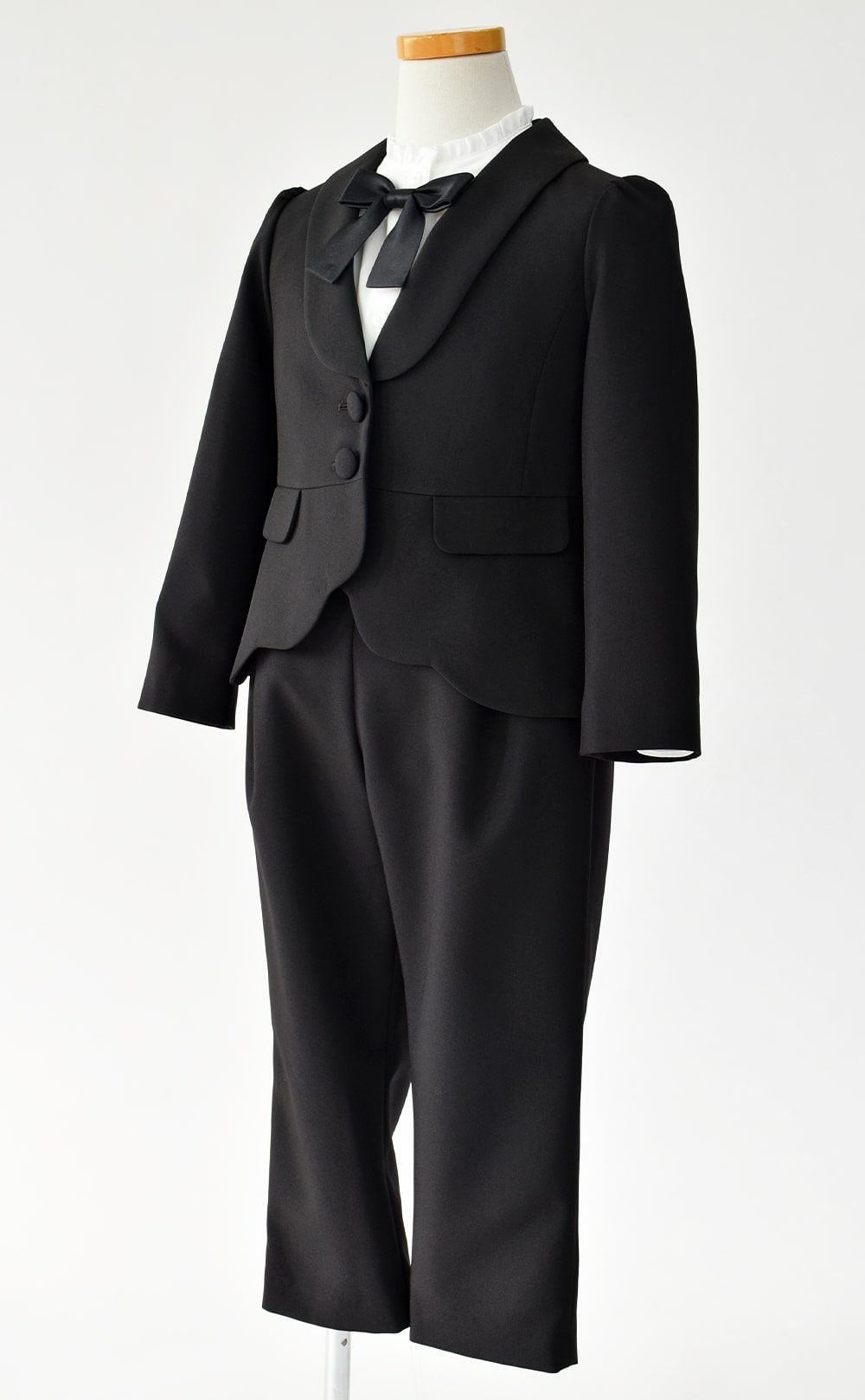 特別な日にぴったりのブラックカラーの男の子用フォーマルスーツ。シンプルで美しいシルエットが魅力のAngel's Closetの子供フォーマル レンタル商品（【レンタル】スカラップジャケットパンツスーツ4点セット(CAT437310)ブラック）｜画像4