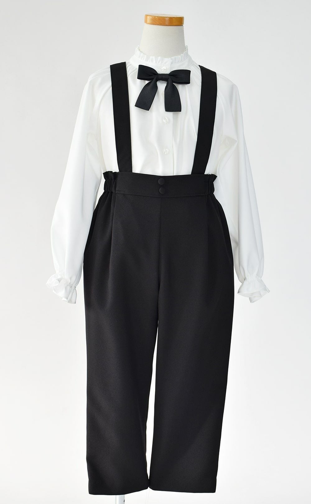 特別な日にぴったりのブラックカラーの男の子用フォーマルスーツ。シンプルで美しいシルエットが魅力のAngel's Closetの子供フォーマル レンタル商品（【レンタル】スカラップジャケットパンツスーツ4点セット(CAT437310)ブラック）｜画像7