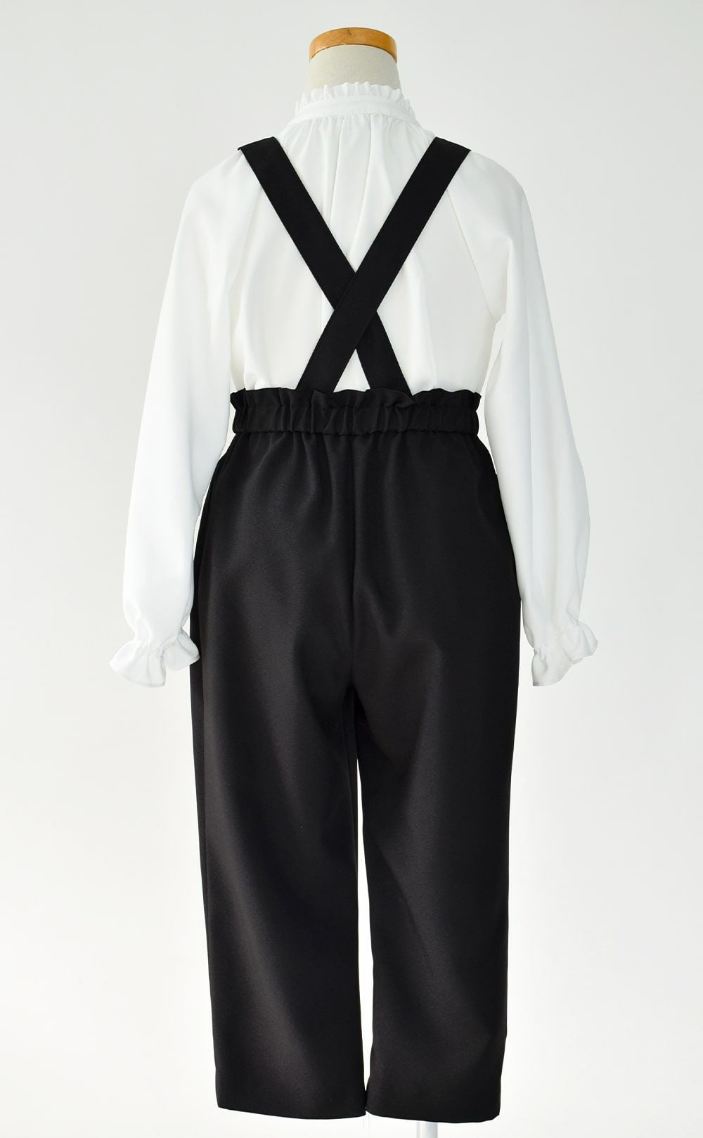 特別な日にぴったりのブラックカラーの男の子用フォーマルスーツ。シンプルで美しいシルエットが魅力のAngel's Closetの子供フォーマル レンタル商品（【レンタル】スカラップジャケットパンツスーツ4点セット(CAT437310)ブラック）｜画像8