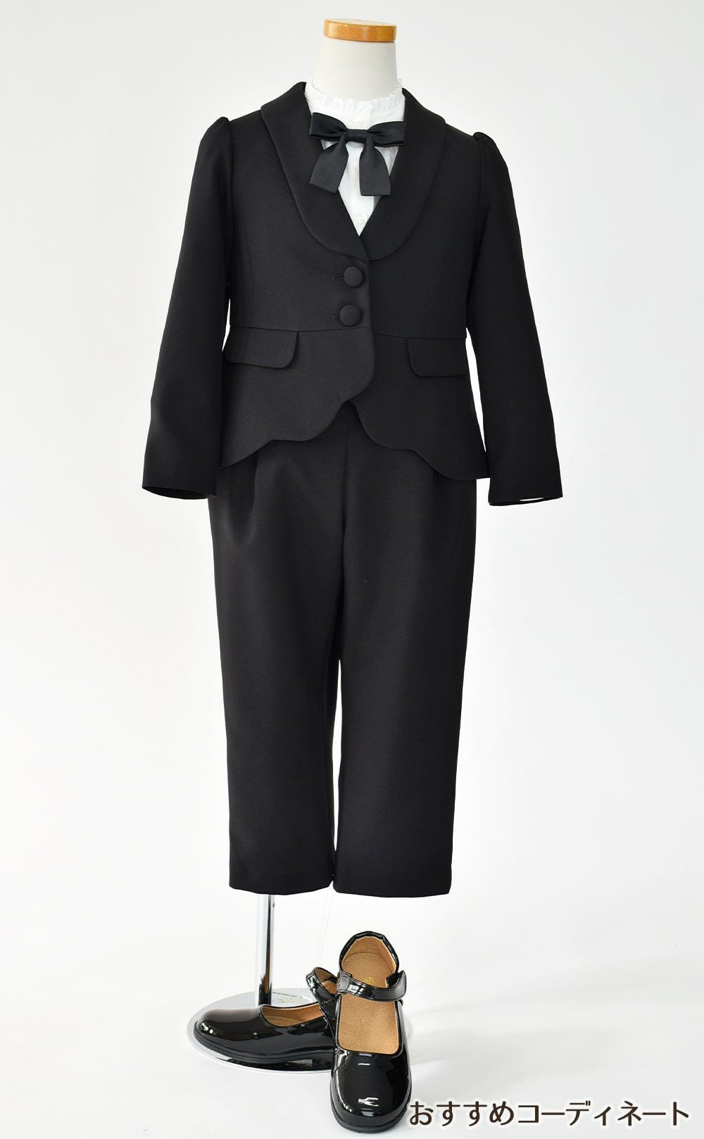 特別な日にぴったりのブラックカラーの男の子用フォーマルスーツ。シンプルで美しいシルエットが魅力のAngel's Closetの子供フォーマル レンタル商品（【レンタル】スカラップジャケットパンツスーツ4点セット(CAT437310)ブラック）｜画像9