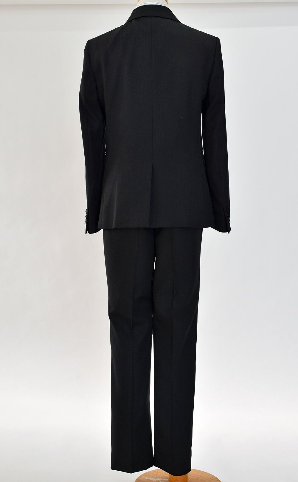 特別な日にぴったりのブラックカラーの男の子用フォーマルスーツ。シンプルで美しいシルエットが魅力のAngel's Closetの子供フォーマル レンタル商品（【レンタル】レジメンタルタイ ストライプシャツ 長ズボンスーツ5点セット(CAT525610)ブラック）｜画像5