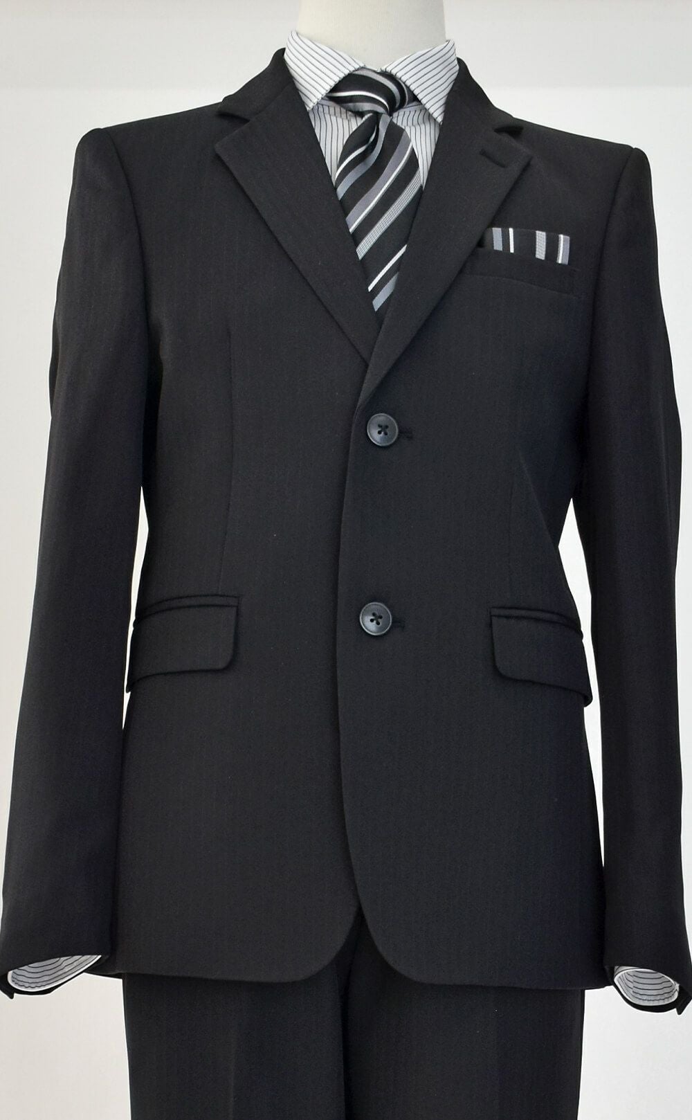 特別な日にぴったりのブラックカラーの男の子用フォーマルスーツ。シンプルで美しいシルエットが魅力のAngel's Closetの子供フォーマル レンタル商品（【レンタル】レジメンタルタイ ストライプシャツ 長ズボンスーツ5点セット(CAT525610)ブラック）｜画像6