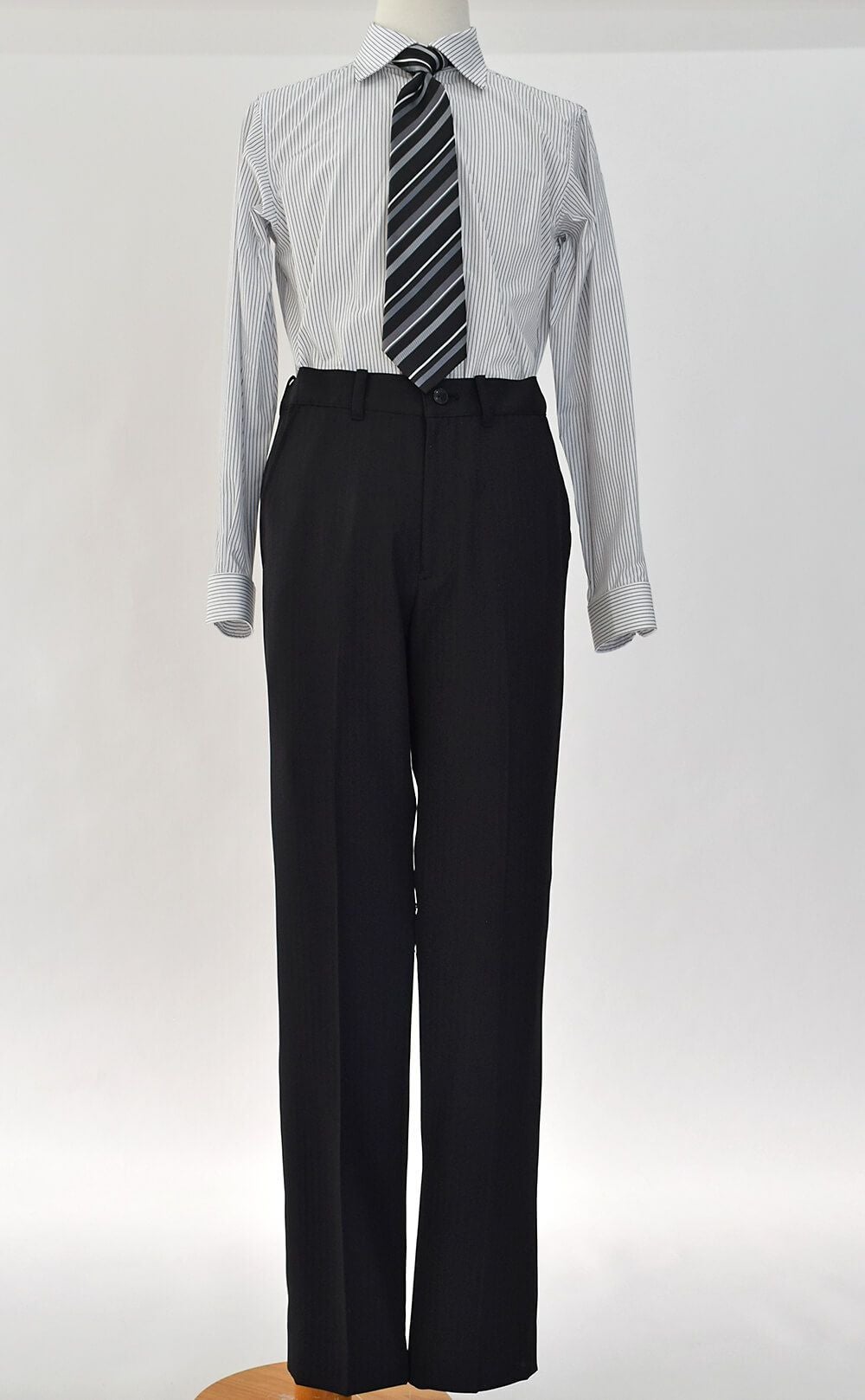 特別な日にぴったりのブラックカラーの男の子用フォーマルスーツ。シンプルで美しいシルエットが魅力のAngel's Closetの子供フォーマル レンタル商品（【レンタル】レジメンタルタイ ストライプシャツ 長ズボンスーツ5点セット(CAT525610)ブラック）｜画像7