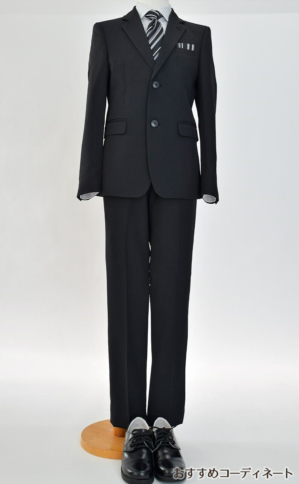 特別な日にぴったりのブラックカラーの男の子用フォーマルスーツ。シンプルで美しいシルエットが魅力のAngel's Closetの子供フォーマル レンタル商品（【レンタル】レジメンタルタイ ストライプシャツ 長ズボンスーツ5点セット(CAT525610)ブラック）｜画像9