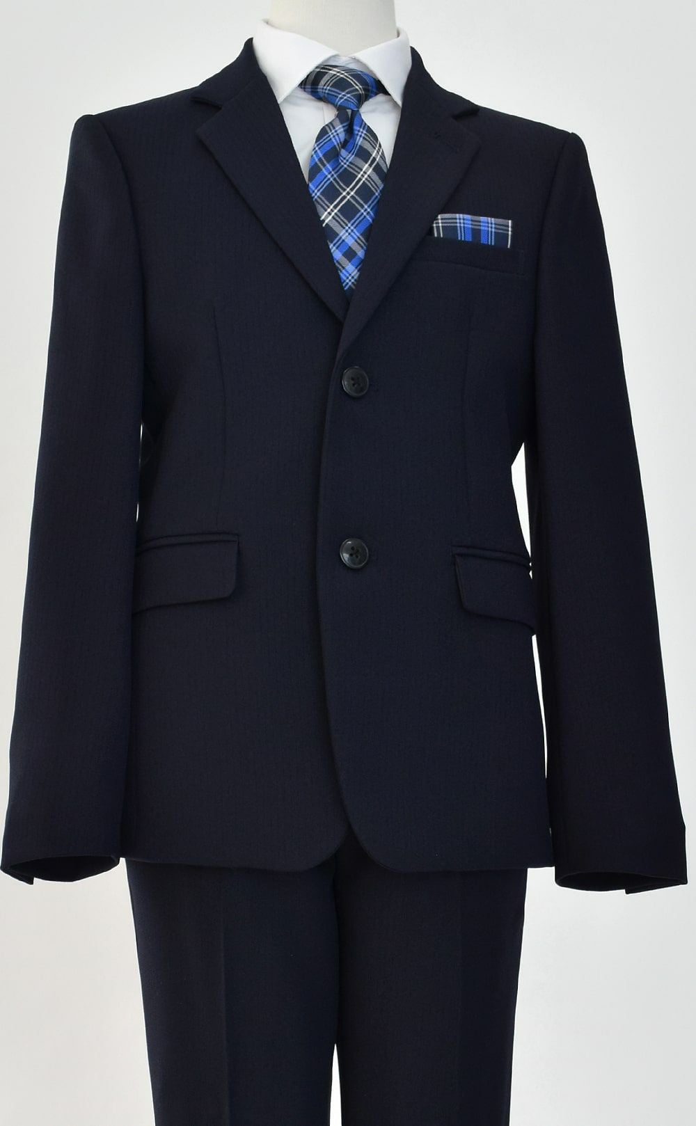 特別な日にぴったりのネイビーカラーの男の子用フォーマルスーツ。シンプルで美しいシルエットが魅力のAngel's Closetの子供フォーマル レンタル商品（【レンタル】ヘリンボーン織り2つボタンスーツ5点セット(CAT525611)ネイビー）｜画像6