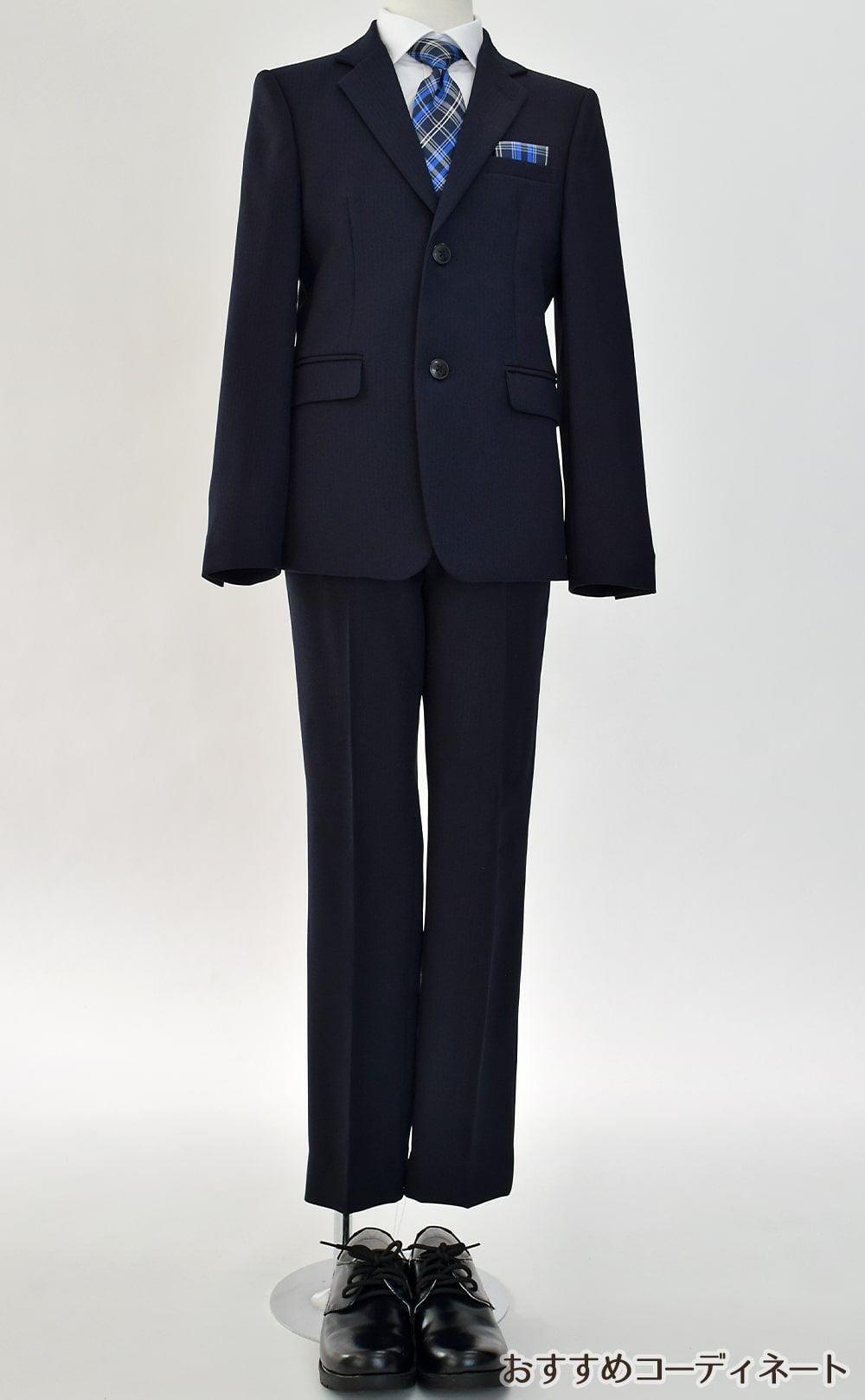特別な日にぴったりのネイビーカラーの男の子用フォーマルスーツ。シンプルで美しいシルエットが魅力のAngel's Closetの子供フォーマル レンタル商品（【レンタル】ヘリンボーン織り2つボタンスーツ5点セット(CAT525611)ネイビー）｜画像9