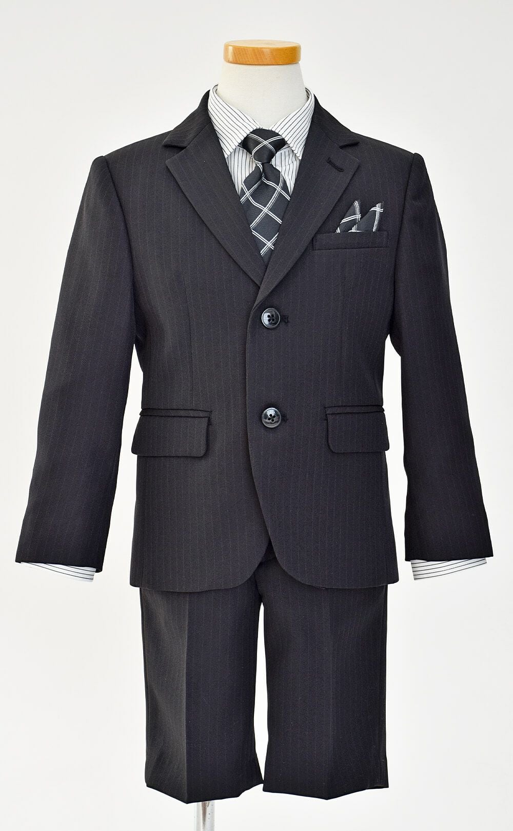 特別な日にぴったりのブラックカラーの男の子用フォーマルスーツ。シンプルで美しいシルエットが魅力のAngel's Closetの子供フォーマル レンタル商品（【レンタル】2つ釦ストライプスーツ5点セット(CAT545410)ブラック）｜画像3