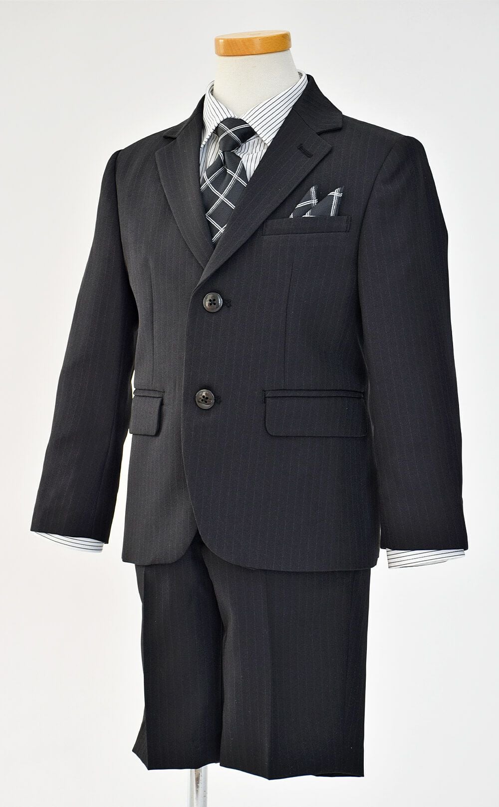 特別な日にぴったりのブラックカラーの男の子用フォーマルスーツ。シンプルで美しいシルエットが魅力のAngel's Closetの子供フォーマル レンタル商品（【レンタル】2つ釦ストライプスーツ5点セット(CAT545410)ブラック）｜画像4