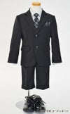 特別な日にぴったりのブラックカラーの男の子用フォーマルスーツ。シンプルで美しいシルエットが魅力のAngel's Closetの子供フォーマル レンタル商品（【レンタル】2つ釦ストライプスーツ5点セット(CAT545410)ブラック）｜画像9