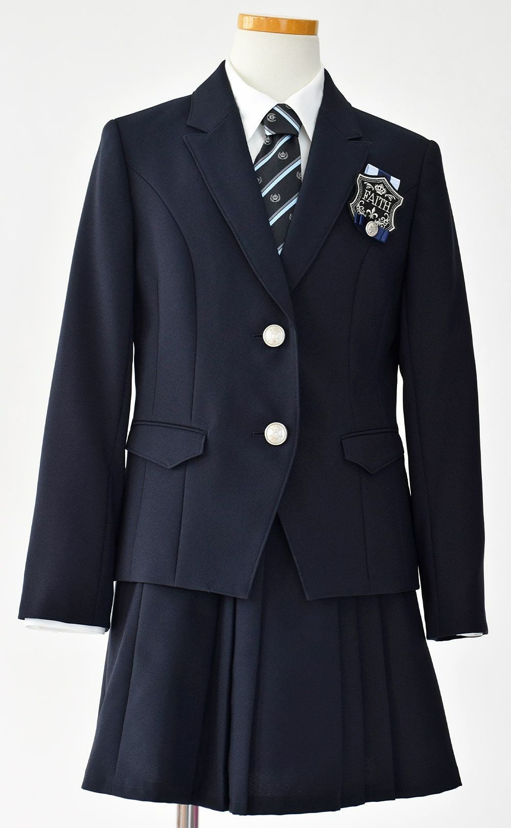 特別な日にぴったりのネイビーカラーの男の子用フォーマルスーツ。シンプルで美しいシルエットが魅力のAngel's Closetの子供フォーマル レンタル商品（【レンタル】プリーツスカートスーツ5点セット(CAT672591)ネイビー）｜画像3