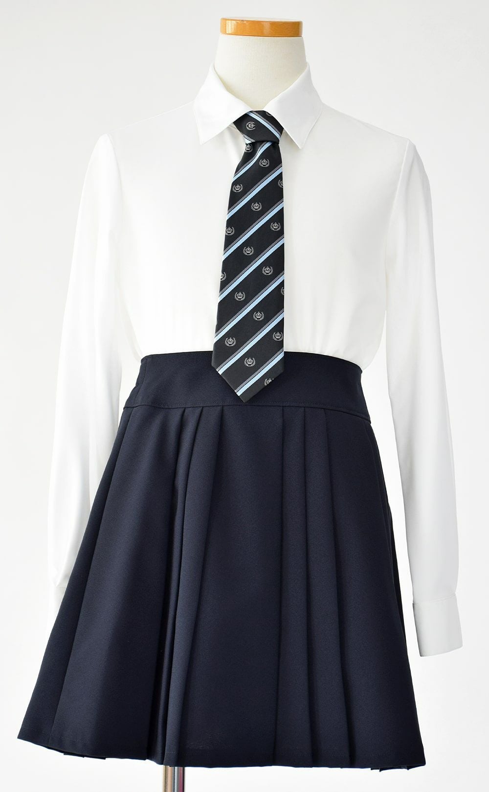特別な日にぴったりのネイビーカラーの男の子用フォーマルスーツ。シンプルで美しいシルエットが魅力のAngel's Closetの子供フォーマル レンタル商品（【レンタル】プリーツスカートスーツ5点セット(CAT672591)ネイビー）｜画像7