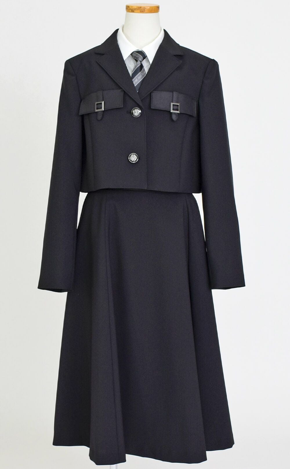 特別な日にぴったりのブラックカラーの男の子用フォーマルスーツ。シンプルで美しいシルエットが魅力のAngel's Closetの子供フォーマル レンタル商品（【レンタル】ショートジャケットハイウエストスカートスーツ5点セット(CAT422504)ブラック）｜画像3