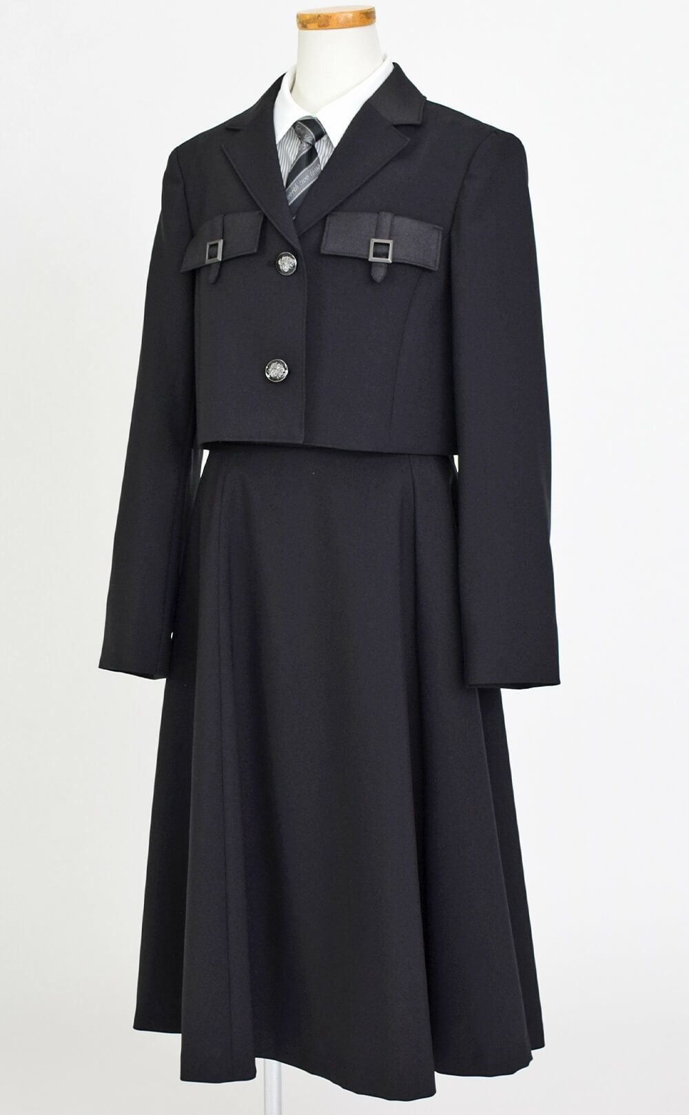 特別な日にぴったりのブラックカラーの男の子用フォーマルスーツ。シンプルで美しいシルエットが魅力のAngel's Closetの子供フォーマル レンタル商品（【レンタル】ショートジャケットハイウエストスカートスーツ5点セット(CAT422504)ブラック）｜画像4