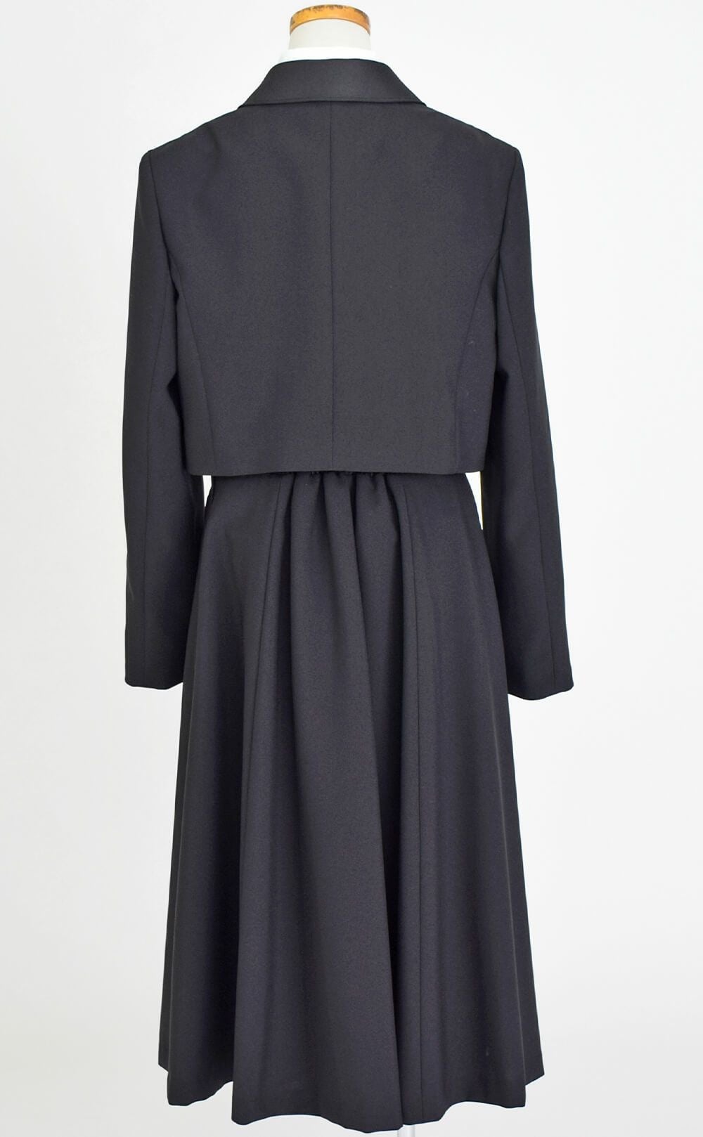 特別な日にぴったりのブラックカラーの男の子用フォーマルスーツ。シンプルで美しいシルエットが魅力のAngel's Closetの子供フォーマル レンタル商品（【レンタル】ショートジャケットハイウエストスカートスーツ5点セット(CAT422504)ブラック）｜画像5