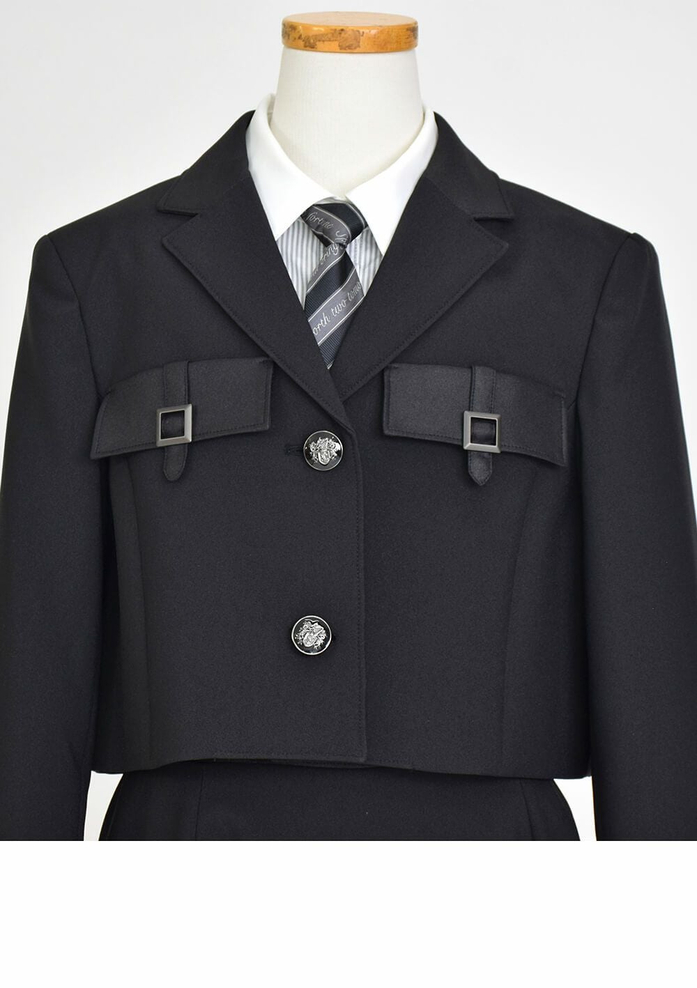 特別な日にぴったりのブラックカラーの男の子用フォーマルスーツ。シンプルで美しいシルエットが魅力のAngel's Closetの子供フォーマル レンタル商品（【レンタル】ショートジャケットハイウエストスカートスーツ5点セット(CAT422504)ブラック）｜画像6