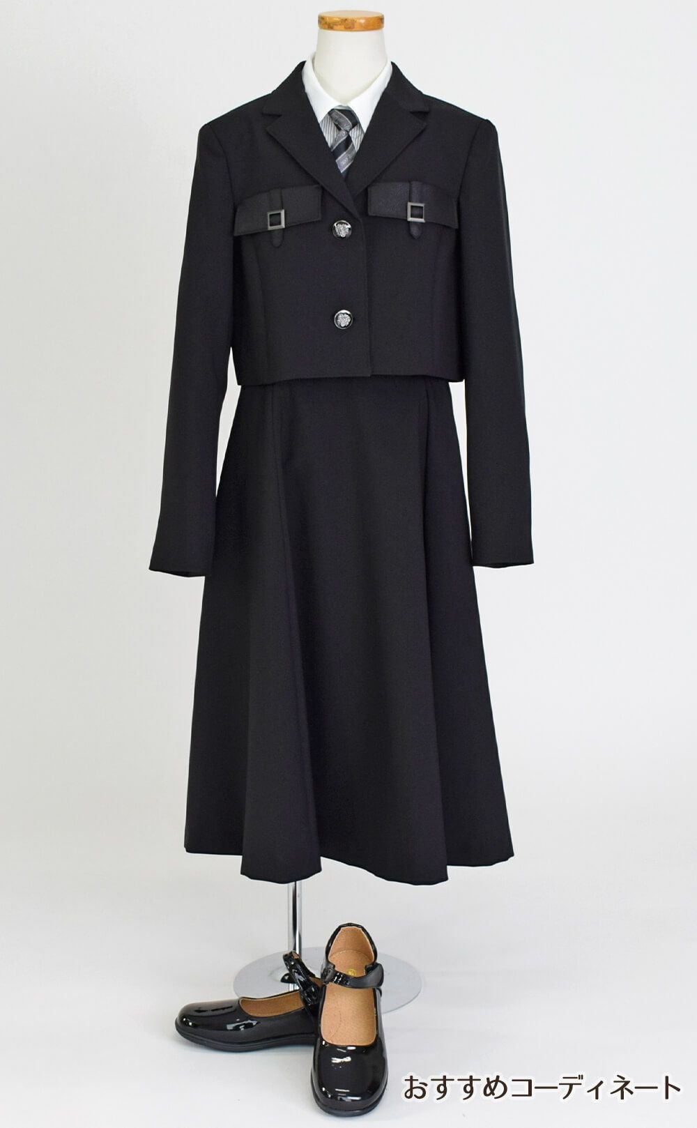 特別な日にぴったりのブラックカラーの男の子用フォーマルスーツ。シンプルで美しいシルエットが魅力のAngel's Closetの子供フォーマル レンタル商品（【レンタル】ショートジャケットハイウエストスカートスーツ5点セット(CAT422504)ブラック）｜画像10