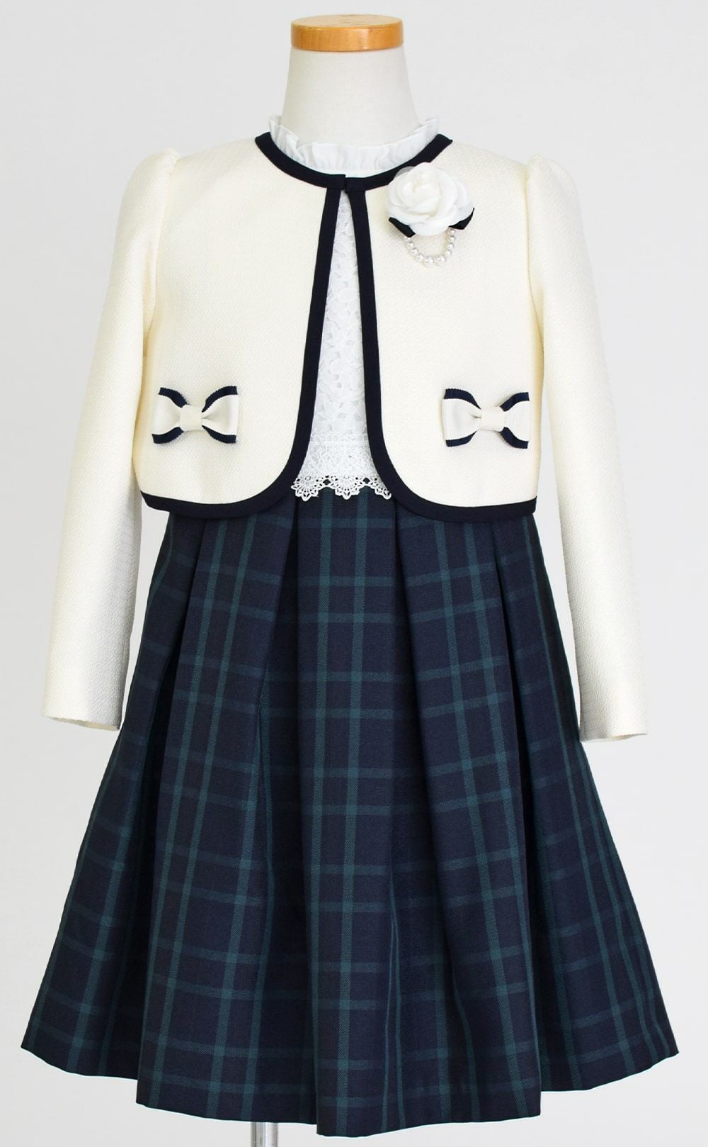 特別な日にぴったりのネイビーカラーの男の子用フォーマルスーツ。シンプルで美しいシルエットが魅力のAngel's Closetの子供フォーマル レンタル商品（【レンタル】ブラックウォッチアンサンブルスーツ(CAT447367)ネイビー）｜画像3