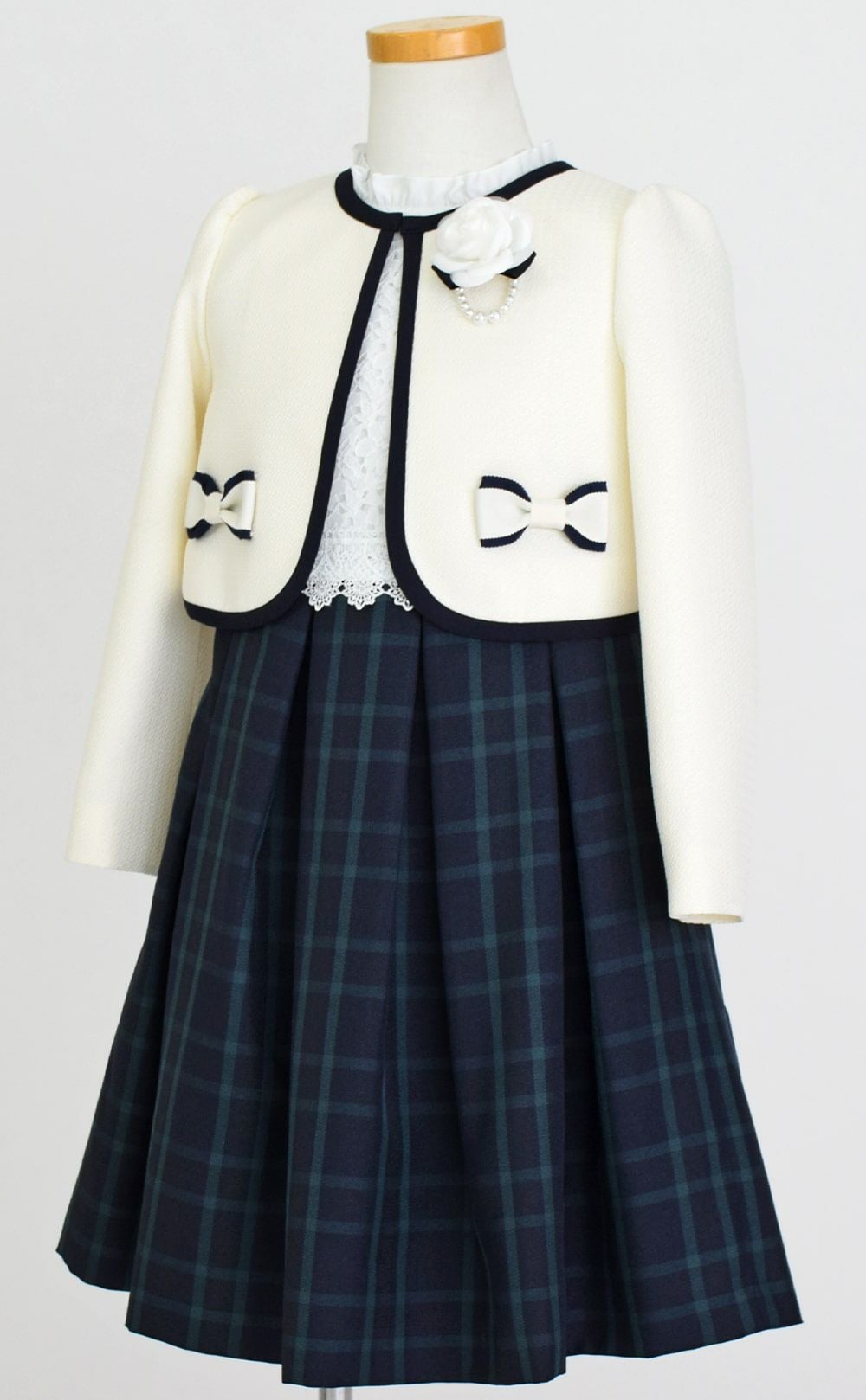 特別な日にぴったりのネイビーカラーの男の子用フォーマルスーツ。シンプルで美しいシルエットが魅力のAngel's Closetの子供フォーマル レンタル商品（【レンタル】ブラックウォッチアンサンブルスーツ(CAT447367)ネイビー）｜画像4