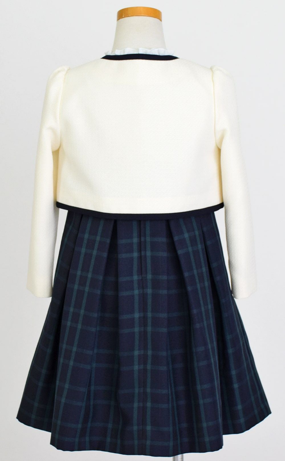 特別な日にぴったりのネイビーカラーの男の子用フォーマルスーツ。シンプルで美しいシルエットが魅力のAngel's Closetの子供フォーマル レンタル商品（【レンタル】ブラックウォッチアンサンブルスーツ(CAT447367)ネイビー）｜画像5