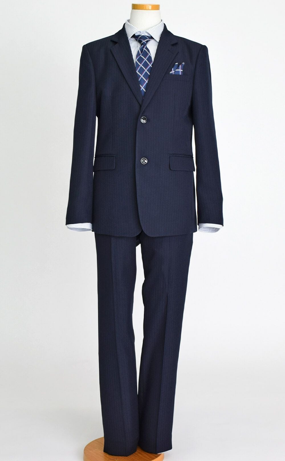 特別な日にぴったりのネイビーカラーの男の子用フォーマルスーツ。シンプルで美しいシルエットが魅力のAngel's Closetの子供フォーマル レンタル商品（【レンタル】2つ釦ストライプスーツ5点セット(CAT545610)ネイビー）｜画像3