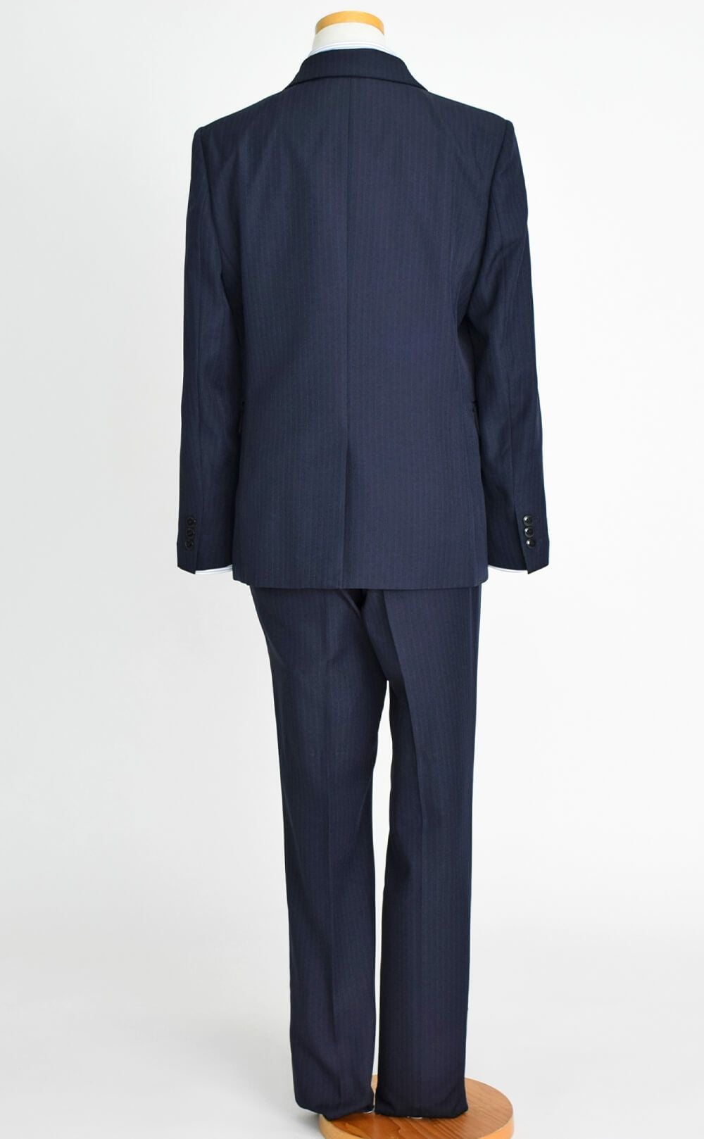 特別な日にぴったりのネイビーカラーの男の子用フォーマルスーツ。シンプルで美しいシルエットが魅力のAngel's Closetの子供フォーマル レンタル商品（【レンタル】2つ釦ストライプスーツ5点セット(CAT545610)ネイビー）｜画像5