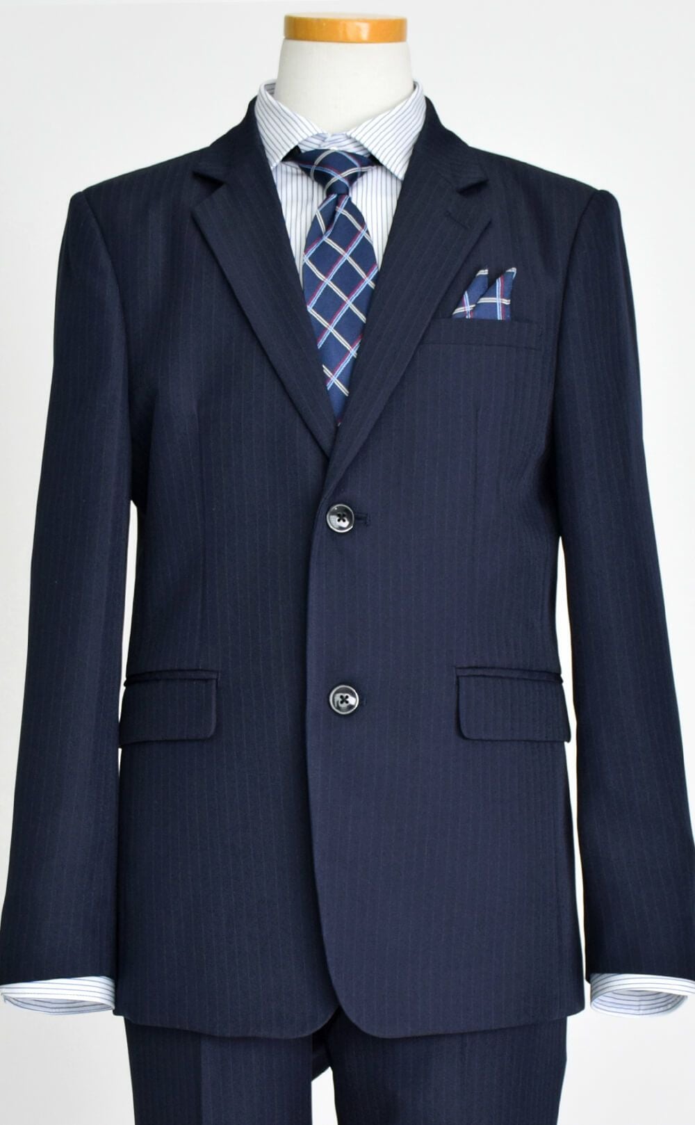 特別な日にぴったりのネイビーカラーの男の子用フォーマルスーツ。シンプルで美しいシルエットが魅力のAngel's Closetの子供フォーマル レンタル商品（【レンタル】2つ釦ストライプスーツ5点セット(CAT545610)ネイビー）｜画像6