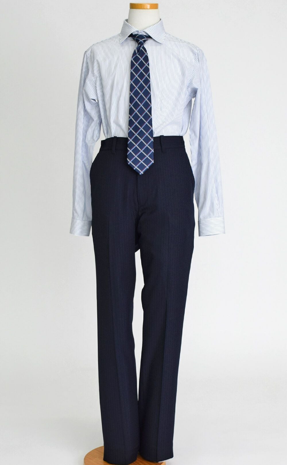 特別な日にぴったりのネイビーカラーの男の子用フォーマルスーツ。シンプルで美しいシルエットが魅力のAngel's Closetの子供フォーマル レンタル商品（【レンタル】2つ釦ストライプスーツ5点セット(CAT545610)ネイビー）｜画像7