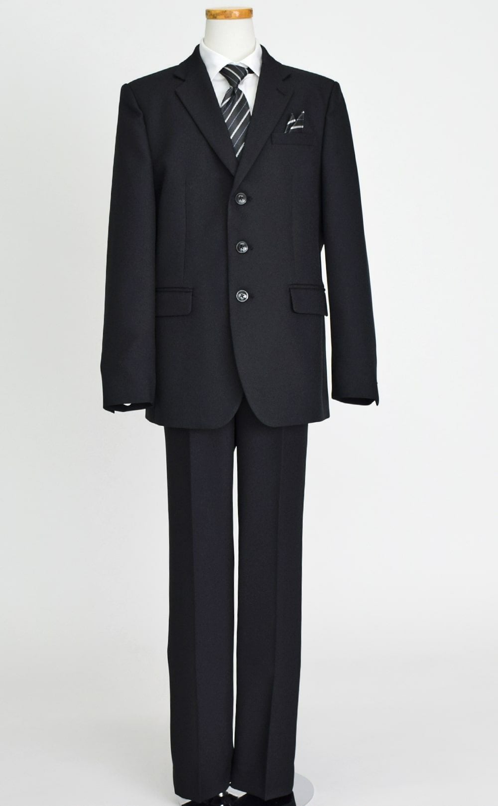 特別な日にぴったりのブラックカラーの男の子用フォーマルスーツ。シンプルで美しいシルエットが魅力のAngel's Closetの子供フォーマル レンタル商品（【レンタル】ヘリンボーン織り3つボタンスーツ5点セット(CAT545611)ブラック）｜画像3