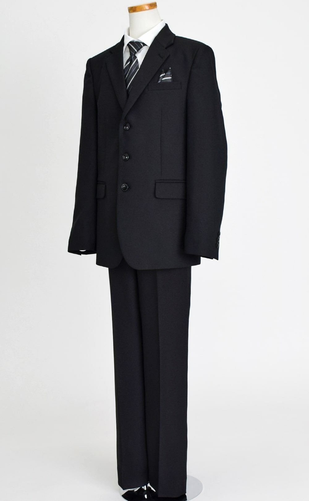 特別な日にぴったりのブラックカラーの男の子用フォーマルスーツ。シンプルで美しいシルエットが魅力のAngel's Closetの子供フォーマル レンタル商品（【レンタル】ヘリンボーン織り3つボタンスーツ5点セット(CAT545611)ブラック）｜画像4