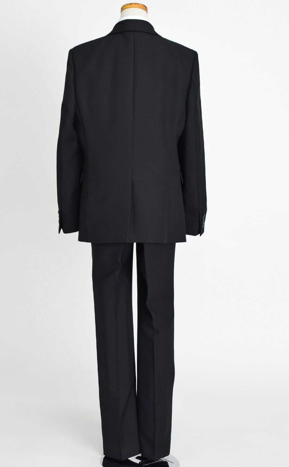 特別な日にぴったりのブラックカラーの男の子用フォーマルスーツ。シンプルで美しいシルエットが魅力のAngel's Closetの子供フォーマル レンタル商品（【レンタル】ヘリンボーン織り3つボタンスーツ5点セット(CAT545611)ブラック）｜画像5