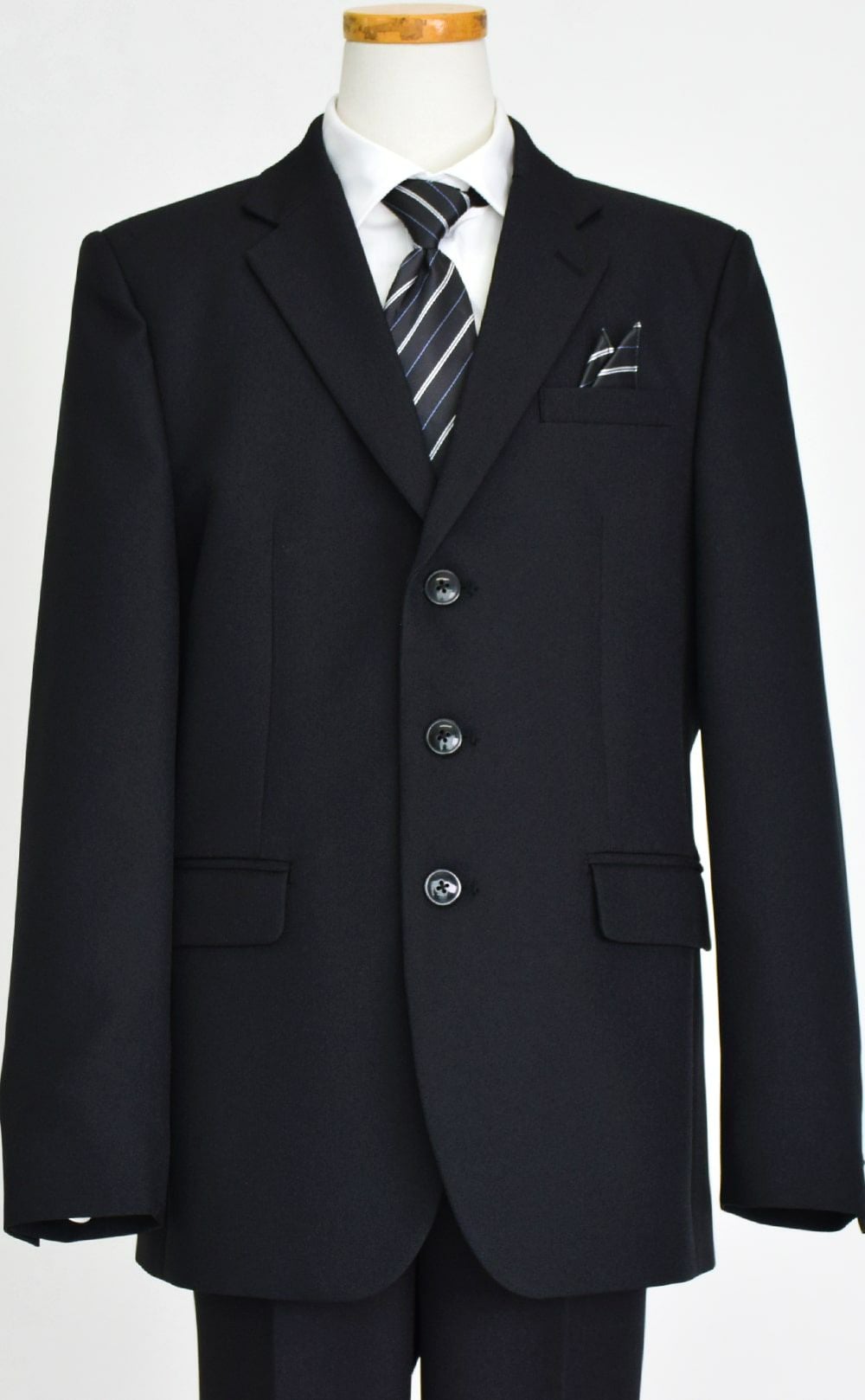 特別な日にぴったりのブラックカラーの男の子用フォーマルスーツ。シンプルで美しいシルエットが魅力のAngel's Closetの子供フォーマル レンタル商品（【レンタル】ヘリンボーン織り3つボタンスーツ5点セット(CAT545611)ブラック）｜画像6