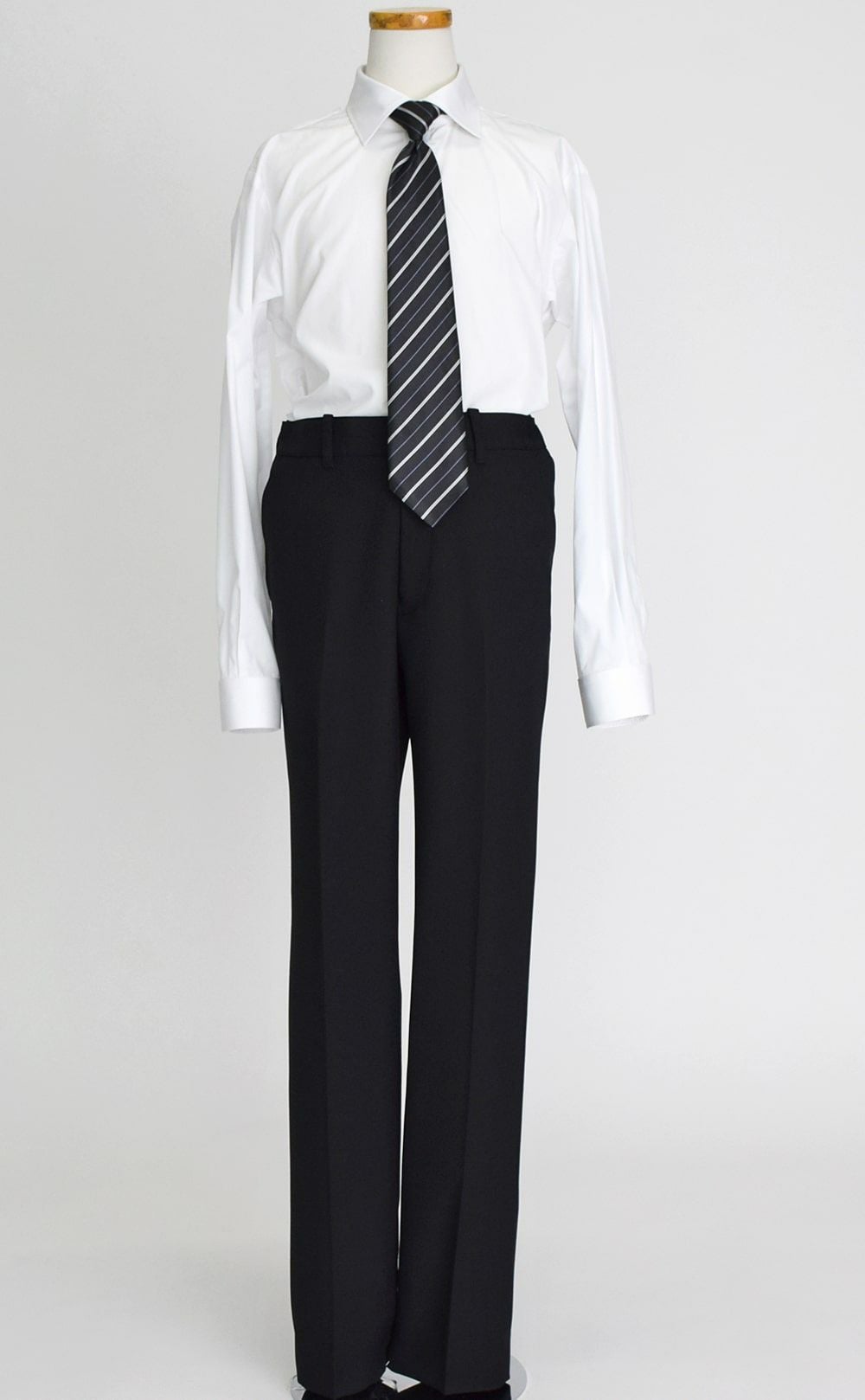 特別な日にぴったりのブラックカラーの男の子用フォーマルスーツ。シンプルで美しいシルエットが魅力のAngel's Closetの子供フォーマル レンタル商品（【レンタル】ヘリンボーン織り3つボタンスーツ5点セット(CAT545611)ブラック）｜画像7