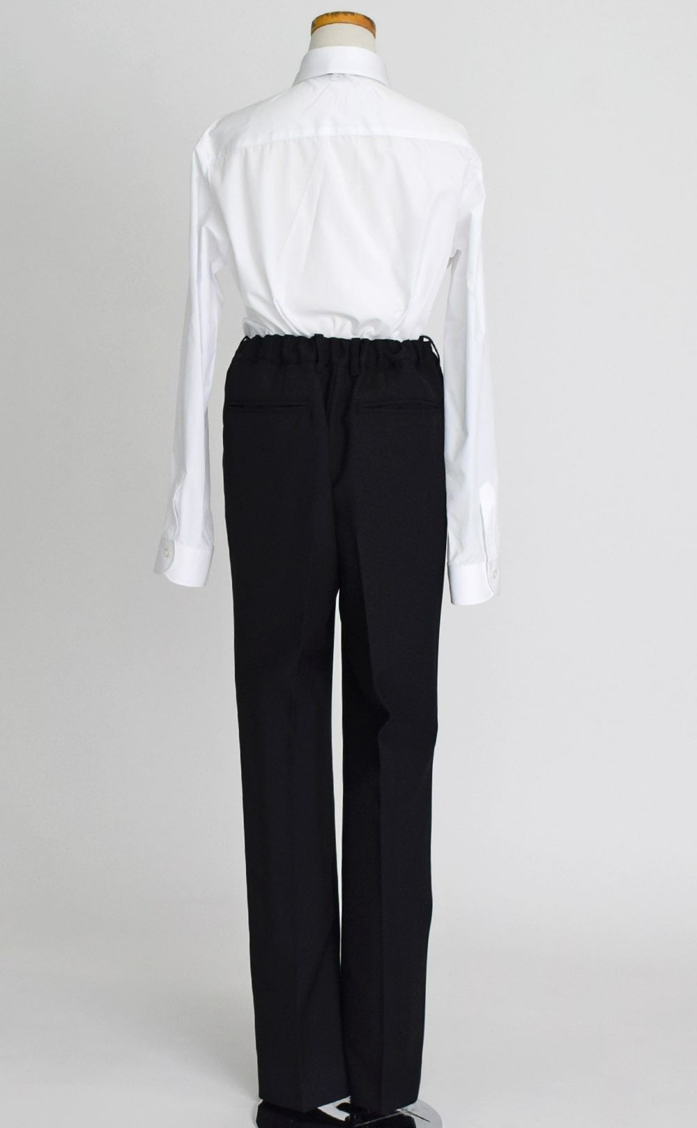 特別な日にぴったりのブラックカラーの男の子用フォーマルスーツ。シンプルで美しいシルエットが魅力のAngel's Closetの子供フォーマル レンタル商品（【レンタル】ヘリンボーン織り3つボタンスーツ5点セット(CAT545611)ブラック）｜画像8