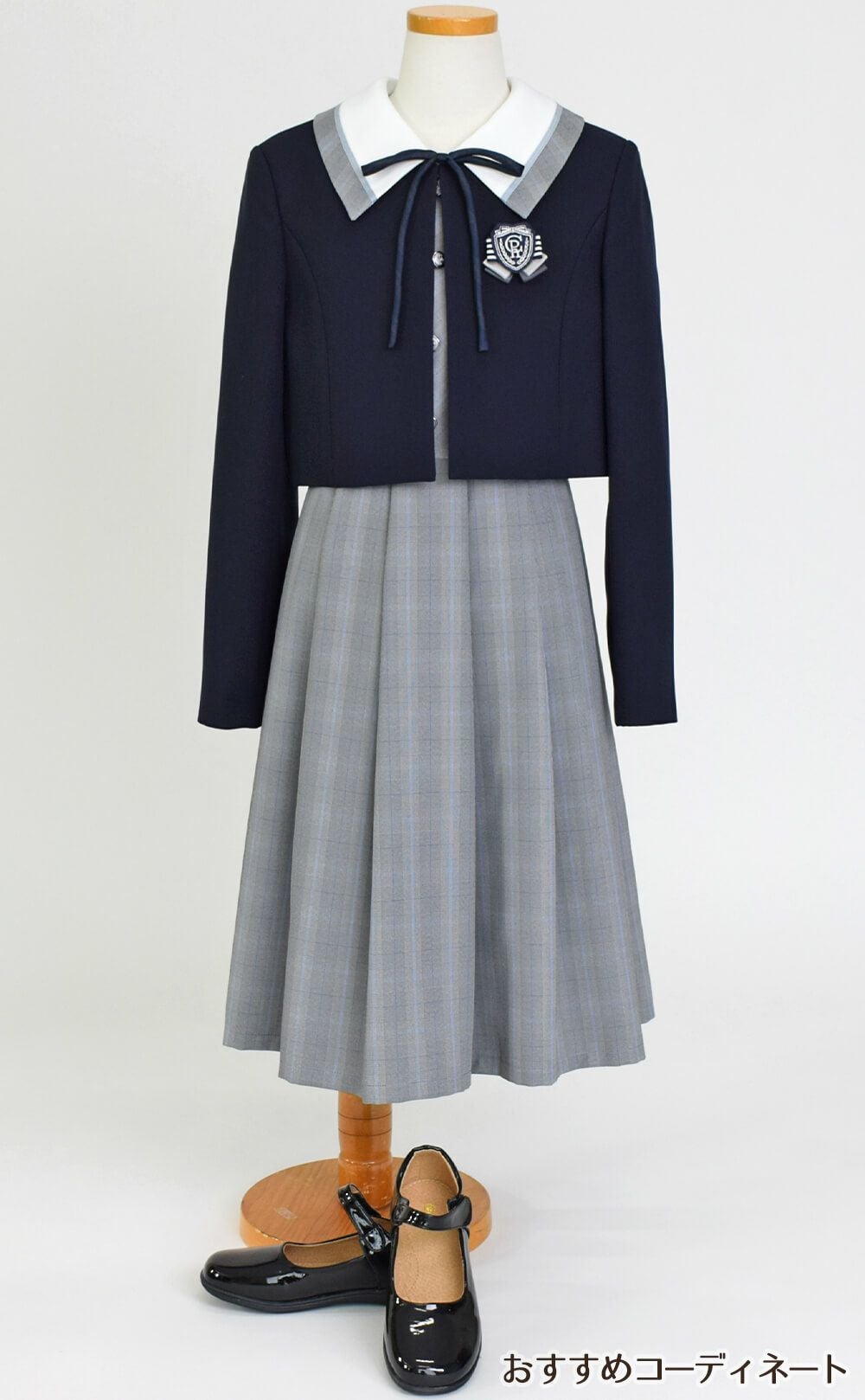 特別な日にぴったりのネイビーカラーの男の子用フォーマルスーツ。シンプルで美しいシルエットが魅力のAngel's Closetの子供フォーマル レンタル商品（【レンタル】グレンチェックアンサンブルスーツ(CAT742566)ネイビー）｜画像9