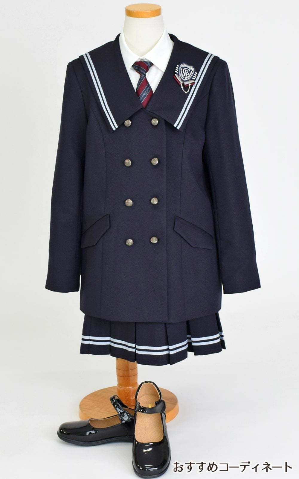 特別な日にぴったりのネイビーカラーの男の子用フォーマルスーツ。シンプルで美しいシルエットが魅力のAngel's Closetの子供フォーマル レンタル商品（【レンタル】セーラービッグカラースーツ(CAT742568)ネイビー）｜画像9