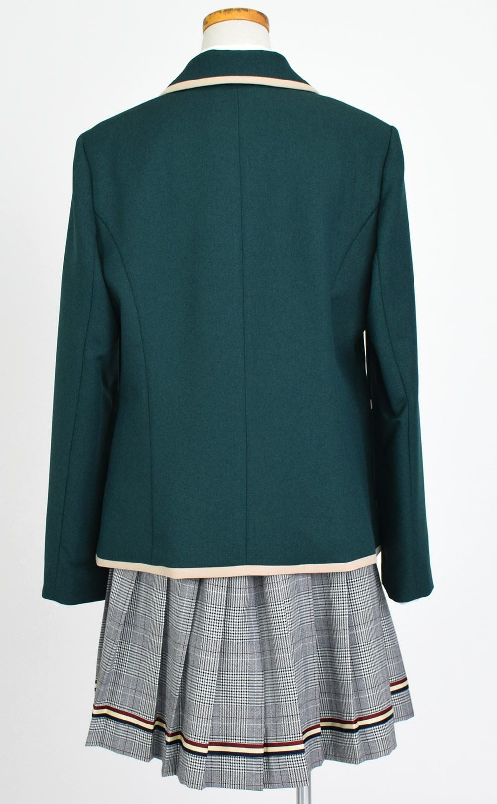 特別な日にぴったりのカラーの男の子用フォーマルスーツ。シンプルで美しいシルエットが魅力のAngel's Closetの子供フォーマル レンタル商品（【レンタル】パイピングジャケット＆格子スカートスーツ5点セット(CAT932512)グリーン）｜画像5