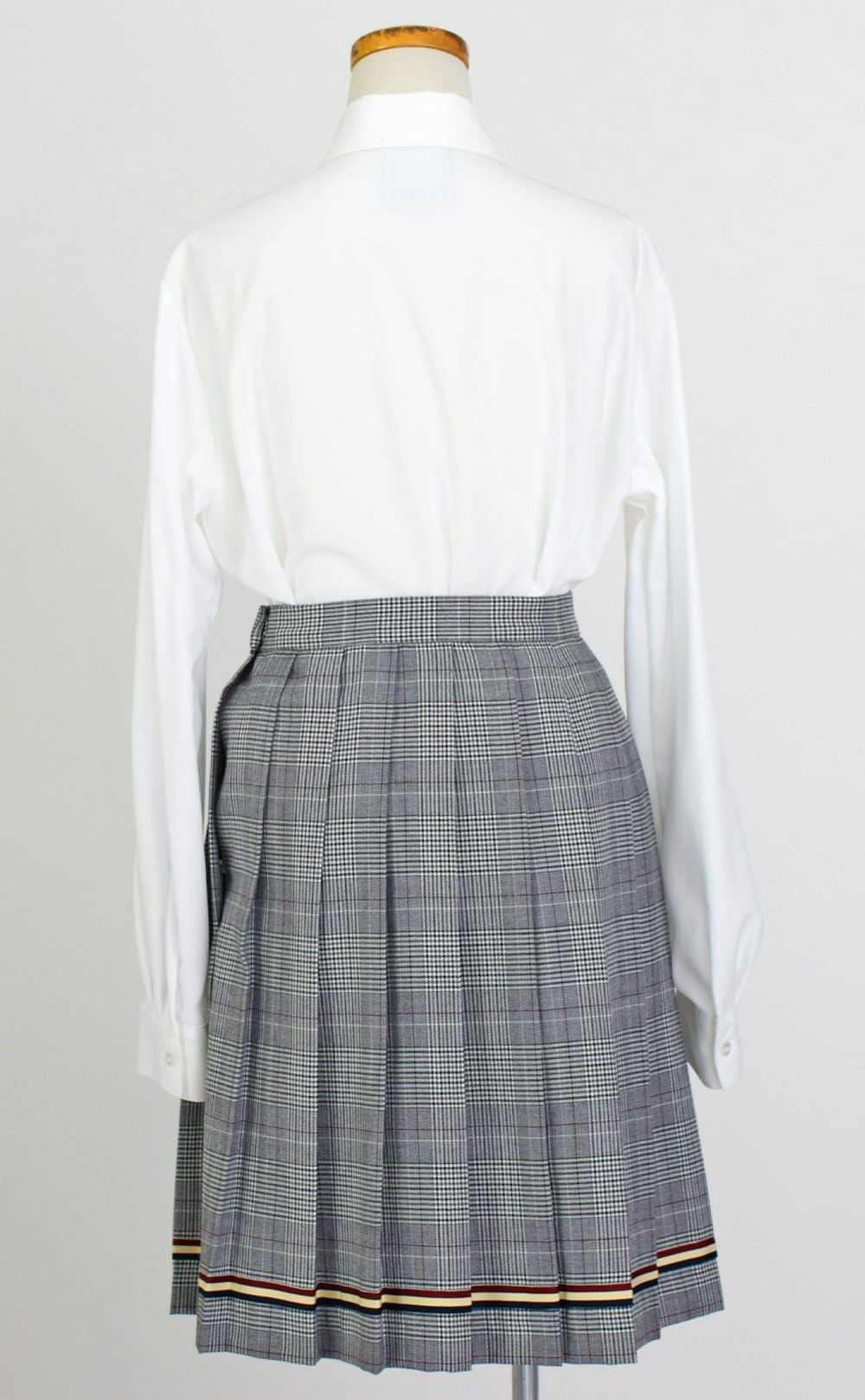 特別な日にぴったりのカラーの男の子用フォーマルスーツ。シンプルで美しいシルエットが魅力のAngel's Closetの子供フォーマル レンタル商品（【レンタル】パイピングジャケット＆格子スカートスーツ5点セット(CAT932512)グリーン）｜画像8